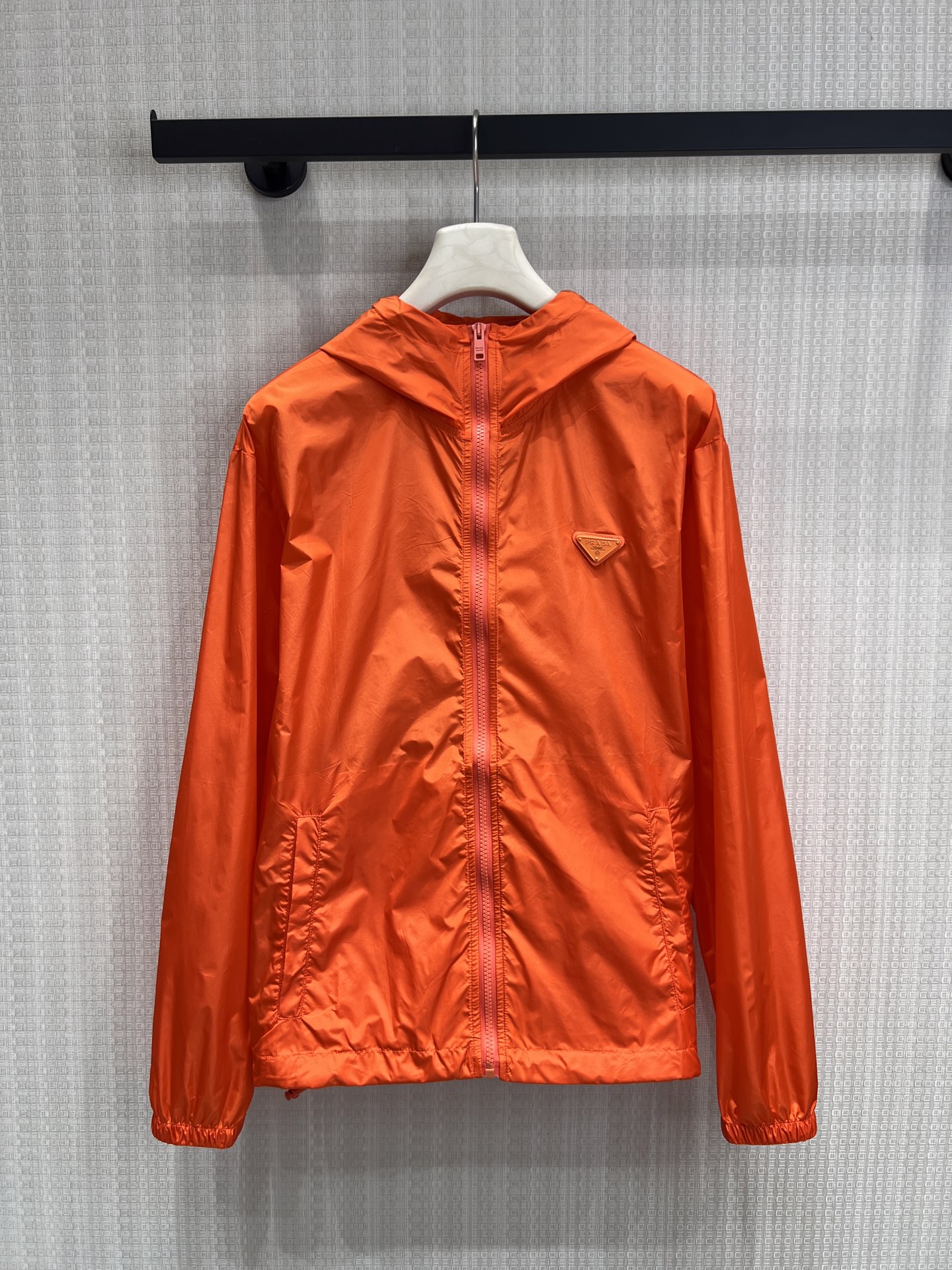 NO:834304,Pra** classic triangle logo hooded sun protection jacket. The pure white tone has a refreshing and high-end feel. The iconic triangle logo low-key highlights the brand style. Lightweight and breathable windproof fabric, with both sun protection and practical functions, no burden for summer travel. Loose hooded version, neat tailoring does not flatter the figure, easy to create casual and high-end street wear. Ready for sale smL, prada, hats,19860909Pra**经典三角标连帽防晒衣 纯净白调自带清爽高级感,标志性三角徽标低调彰显品牌格调 轻薄透气的防风面料,兼具防晒与实用功能,夏日出行无负担 宽松连帽版型,利落剪裁不挑身材,轻松打造随性高级的街头穿搭现货出售smL,,prada,hats,,Women's clothing
