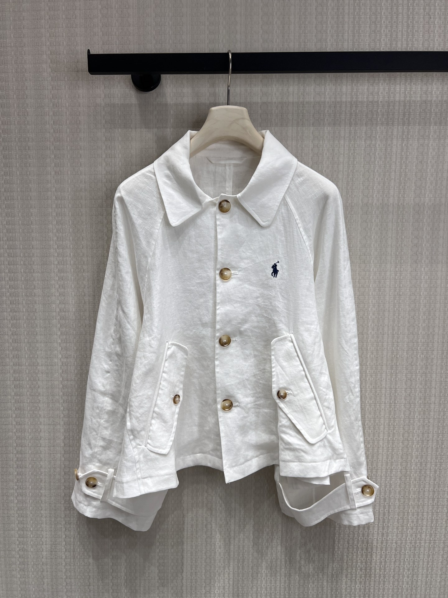 NO:834296,Original designer linen silhouette white shirt jacket. The 'breathable ceiling' that is just needed in summer is here. The natural linen fabric is selected, with its own texture and breathability. The upper body is refreshing and not sweaty at all. The classic pony mark is low-key and injects American retro soul. The amber button + raglan sleeve design makes the casual and lazy style full. The loose off-shoulder version is not picky about the figure or the person, and hides the flesh to make it look slimmer.  It can be worn open as a casual sun protection shirt or buttoned up as a neat little jacket. It can be worn multiple times throughout the summer. Available now smL, jackets & coats, shirts,19860909原创设计师款 亚麻廓形白衬衫外套 夏日刚需的“透气感天花板”来啦甄选天然亚麻面料,自带肌理呼吸感,上身清清爽爽完全不闷汗 经典小马标低调注入美式复古灵魂,琥珀扣+插肩袖设计,把随性慵懒拉满 宽松落肩版型,不挑身材不挑人,藏肉显瘦一绝 敞开穿是随性防晒衫,扣起来是利落小外套,一衣多穿承包整个夏天现货出售smL,,jackets & coats,shirts,,Women's clothing