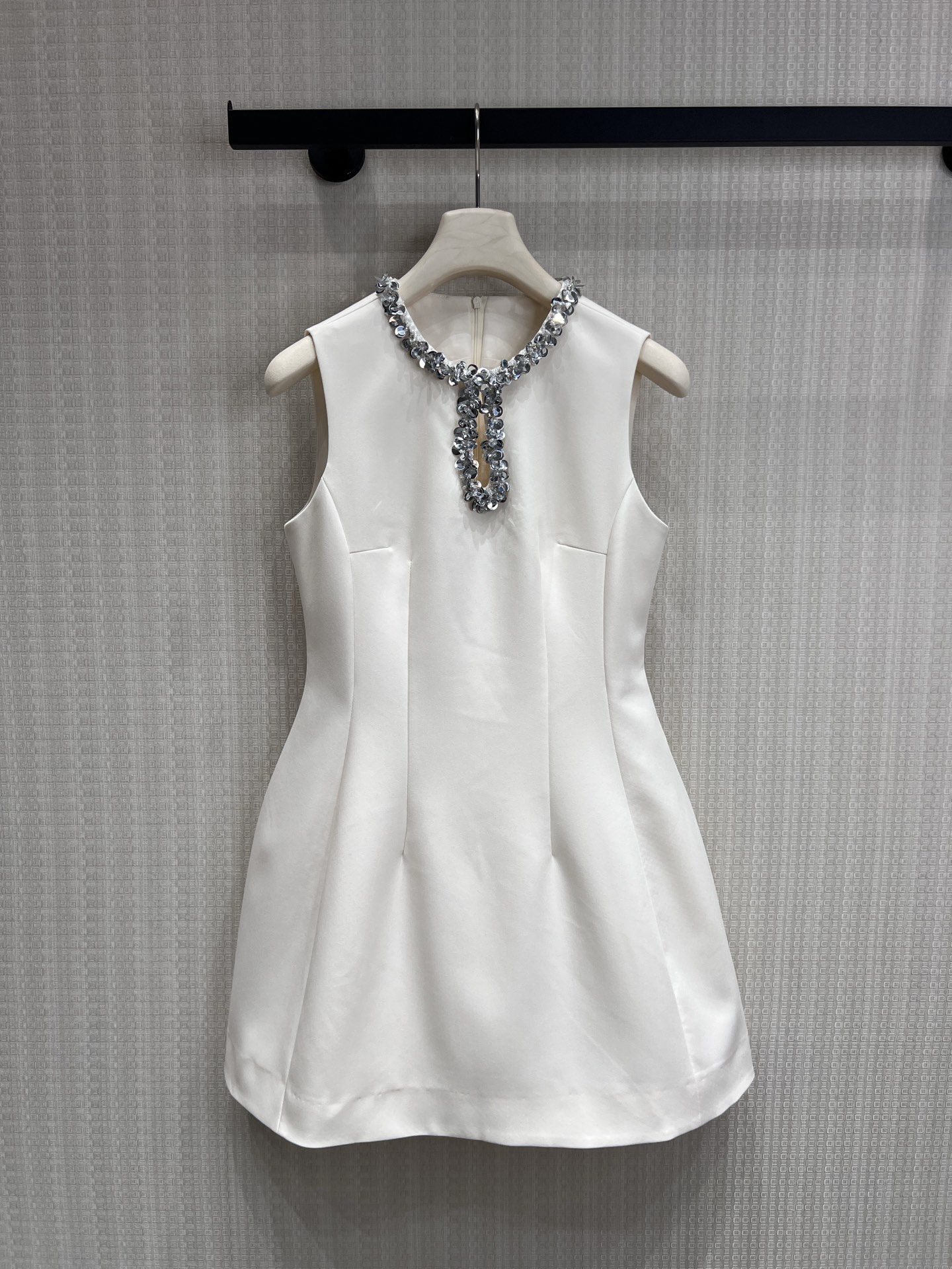 NO:834975,26 new spring and summer new original designer heavy beaded sleeveless waist-cinching dress. Minimalist tailoring with crystal beading on the neckline. It is low-key and has high gloss. It is not ostentatious but eye-catching. High-count fabric is wrinkle-resistant and stylish. The A-line waist shape optimizes the body line and can easily wear right-angled shoulders and slim waist. Classic black and white two-color, suitable for many scenes. Wear it alone to be cool and elegant. Pair it with a jacket and instantly transform into a workplace goddess. Ready for sale smL, skirts, jackets &  coats,1986090926春夏新品原创设计师款重工钉珠无袖收腰连衣裙 极简剪裁搭配领口水晶钉珠,低调中自带高光,不张扬却足够吸睛 高支面料抗皱有型,收腰A字版型,优化身材线条,轻松穿出直角肩与小蛮腰 经典黑白双色,适配多场景穿搭,单穿清冷贵气,搭配外套秒变职场女神现货出售smL,,skirts,jackets & coats,,Women's clothing