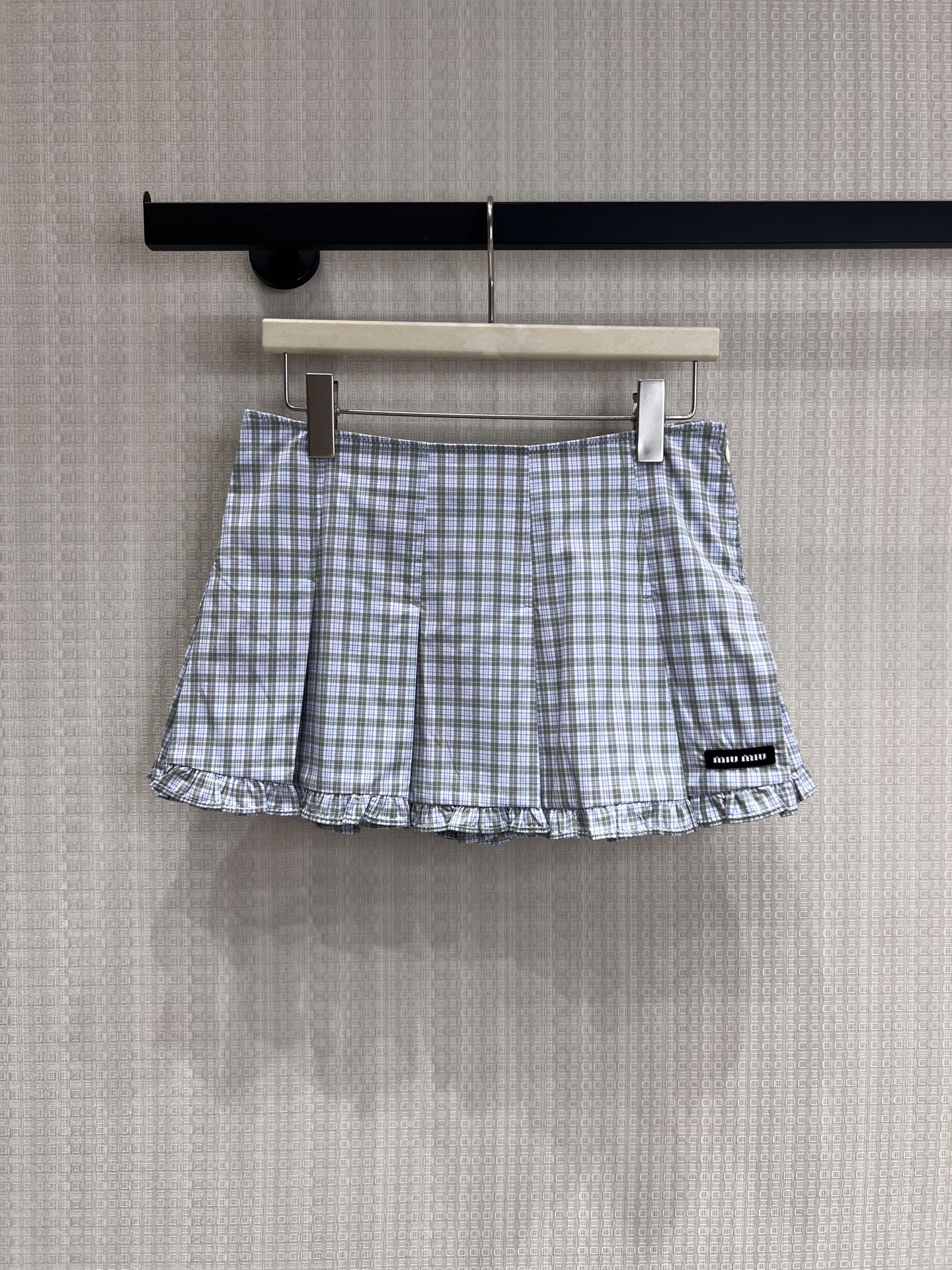 NO:834959,Shirts and skirts mi** is a refreshing plaid suit with a relaxed filter, which balances the academic feel with daily relaxation. The short shirts and pleated skirts of the same series can be worn as a set or separately. No matter how you match them, you will have a youthful feel. The shirt has a neat lapel + loose short sleeves. Wear it alone with jeans, which gives a clean and refreshing Japanese feel;  The skirt is a high-waisted A-line pleated style with playful ruffles. You can wear it alone with a white T-shirt to look energetic and age-reducing. The whole outfit is a refreshing campus heroine. Wearing it separately is a must-have for your versatile wardrobe. You can wear one piece of clothing multiple times without wasting it. Available in stock smL, skirts, jeans, shirts, T-shirts,19860909衬衫 半裙 mi**自带松弛滤镜的清爽格纹套装,把学院感和日常松弛平衡得刚刚好. 同系列短款衬衫+百褶半裙,可成套也可分开入,怎么搭都自带少年感. 衬衫是利落翻领+宽松短袖,单穿配牛仔裤,就是干净清爽的日系感； 半裙是高腰A字百褶款,自带俏皮荷叶边,单搭白T也能穿出元气减龄感.整套穿是清爽的校园女主,分开搭是你的百搭衣橱刚需,一衣多穿不浪费.现货出售smL,,skirts,jeans,shirts,T-shirt,,Women's clothing