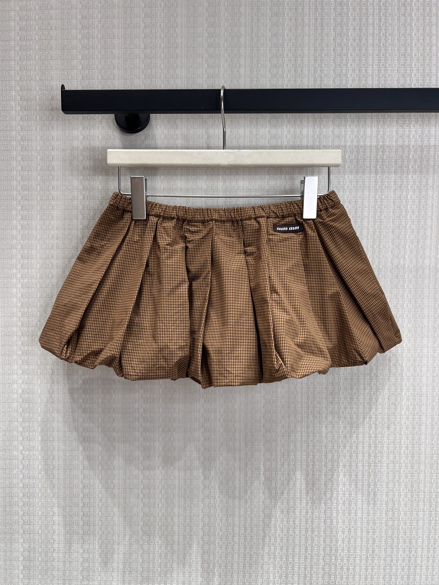NO:834971,Jacket Skirt  Contrasting color splicing lapel design, loose shoulder cut + elastic cuffs, concealing flesh and making you look slimmer. It can also be worn alone with jeans to give a casual and relaxed feeling. The high-waisted A-line pleated version, with playful ruffles on the skirt, can be worn alone with a sweater or sweater to reduce age, and can easily be worn with a 30-70 proportion.  .The complete set is a retro college style with a full atmosphere. It can be worn separately to unlock N daily styles, and the wardrobe utilization rate is directly maximized. SmL, hoodie, sweatshirts, skirts, jeans, jackets are available for sale in stock.  & coats,19860909外套 半裙 撞色拼接翻领设计,宽松落肩剪裁+松紧袖口,藏肉又显瘦,单穿搭配牛仔裤也能穿出随性松弛感.高腰A字百褶版型,裙摆自带俏皮荷叶边,单搭针织衫、卫衣都元气减龄,轻松穿出三七分比例.成套穿是氛围感拉满的复古学院风,分开搭解锁N种日常造型,衣柜利用率直接拉满.现货出售smL,,hoodie,sweatshirts,skirts,jeans,jackets & coats,,Women's clothing