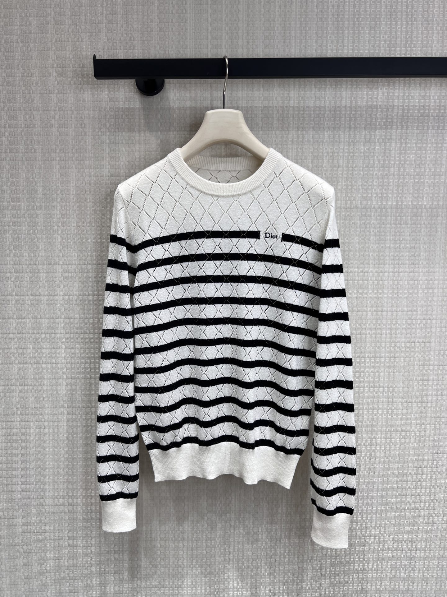 NO:834954,The new spring and summer 26 Dio** style striped sweater is also amazing!  Diamond cutout + classic black and white stripes, soft and skin-friendly and slimming, elegant when worn alone and versatile when layered, can be worn for commuting and daily use to create an atmospheric ceiling!  Black and white striped sweater, rhombus texture + brand logo, full of details, soft and breathable, not sweaty, short version, super proportional, looks good no matter how you match it, ready for sale smL,, dior,1986090926春夏新品 Dio**风条纹针织衫也太绝了！ 菱格镂空+经典黑白条纹,软糯亲肤又显瘦,单穿优雅叠穿百搭,通勤日常都能穿式氛围感天花板！黑白条纹针织衫 菱格肌理+品牌标识,细节感拉满,软糯透气不闷汗,短款版型超显比例,怎么搭都好看现货出售smL,,dior,,Women's clothing