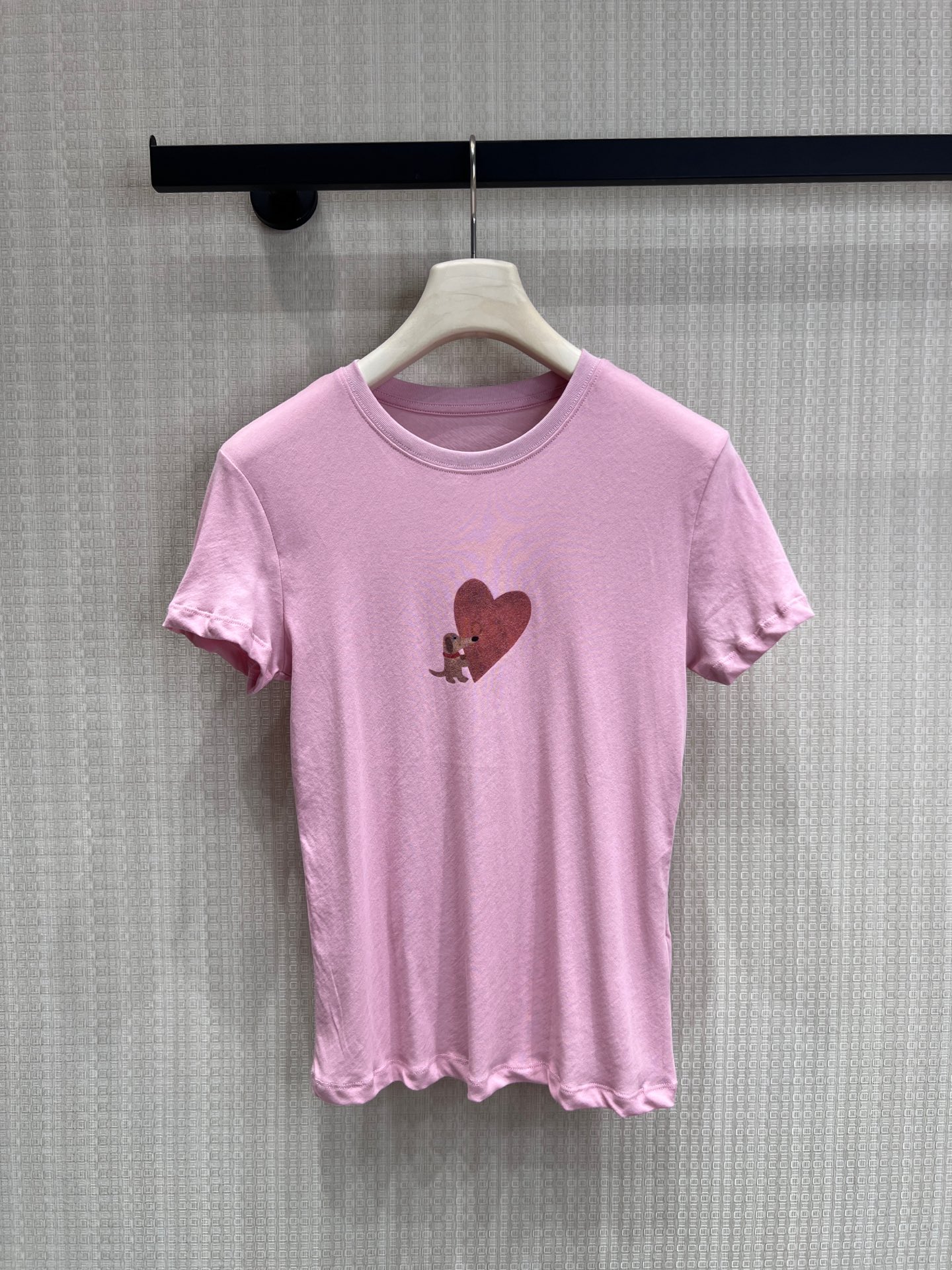 NO:834967,26 spring and summer new products, original designer soft cute print, original love puppy print on the chest, retro and old texture, soft and cute without being childish, low saturation cherry blossom foundation color, gentle and age-reducing, not in style and not bad on the street. Ready for sale sml,,1986090926春夏新品 原创设计师 软萌印花 胸口采用原创爱心小狗印花,复古做旧质感,软萌又不幼稚,低饱和樱花粉底色,温柔又减龄,不撞款不烂大街.现货出售smL,,,Women's clothing