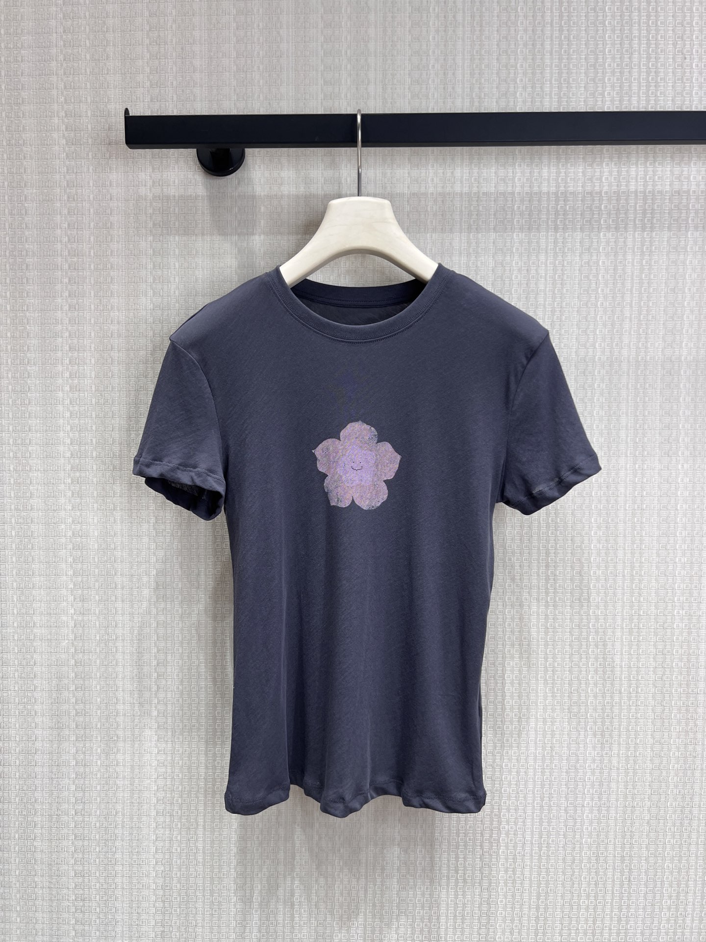 NO:834963,26 spring and summer new product original designer style distressed pink flower print. Different from ordinary printed T-shirts, this one uses a distressed pink flower pattern, with a low saturation charcoal gray base, and comes with a retro and gentle filter. It is low-key and has a sense of design. It does not conflict with the style and is not bad on the street. Ready for sale sml, tees, t-shirt,1986090926春夏新品原创设计师款 做旧粉花印花 区别于普通印花T恤,这件采用做旧质感的粉花图案,搭配低饱和炭灰色底,自带复古温柔的滤镜,低调又有设计感,不撞款不烂大街.现货出售smL,,tees，t-shirt,,Women's clothing