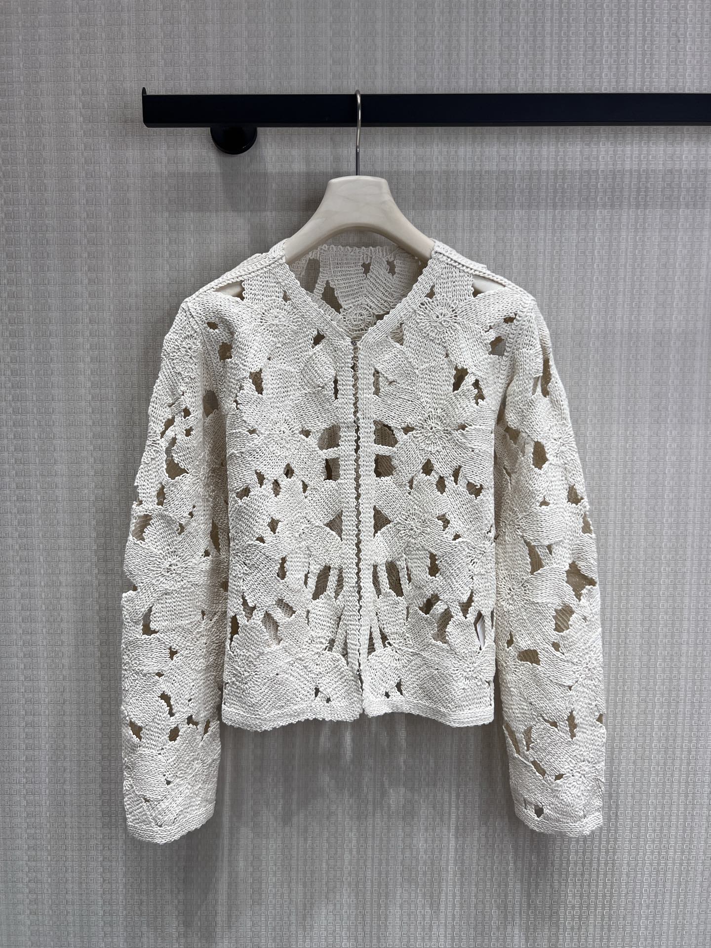 NO:834949,Original designer handmade crocheted hollow knitted cardigan. The tenderness of spring is woven into the fabric. The whole piece is made of handmade hollow crochet, with retro floral patterns spreading across the body. The off-white tone comes with a soft light filter. The light and transparent hollow design is breathable and not stuffy. It can be used as a gentle outerwear in air-conditioned rooms, or can be layered with suspenders/dresses to unlock the relaxed French atmosphere in one second. Ready for sale smL, skirts,19860909原创设计师款 手工钩花镂空针织开衫 把春日的温柔织进衣料里,整件以手工感镂空钩花打造,复古花卉纹样蔓延衣身,米白色调自带柔光滤镜. 轻透镂空设计,透气不闷, 既能作为空调房的温柔外搭,也能叠穿吊带/连衣裙,一秒解锁松弛的法式氛围感.现货出售smL,,skirts,,Women's clothing