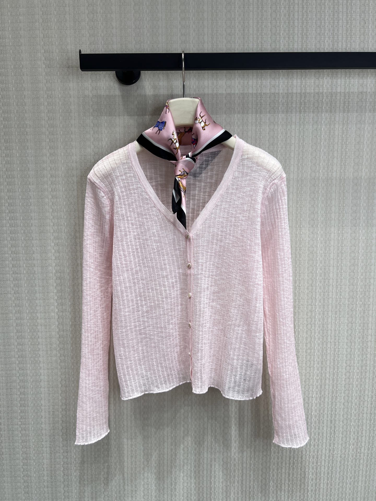 NO:835607,Designer style 26 spring cherry blossoms to wear on the body, soft matte pink knitted cardigan, with cherry blossom soft light filter. The detachable silk scarf embellishes the French style of laziness, and the textured knitted fabric is light and breathable. Wearing it alone is a gentle sister, layering it with suspenders instantly transforms into a goddess of atmosphere. One piece unlocks N gentle ways of opening in spring and summer, suitable for commuting/dating/traveling. Ready for sale smL,,19860909设计师款26春日樱花穿在身上 柔雾粉针织开衫,自带樱花系柔光滤镜.可拆卸丝巾点缀出法式慵懒感,肌理针织轻薄透气, 单穿是温柔姐姐,叠搭吊带秒变氛围感女神, 一件解锁春夏N种温柔打开方式,通勤/约会/出游都适配.现货出售 smL,,,Women's clothing