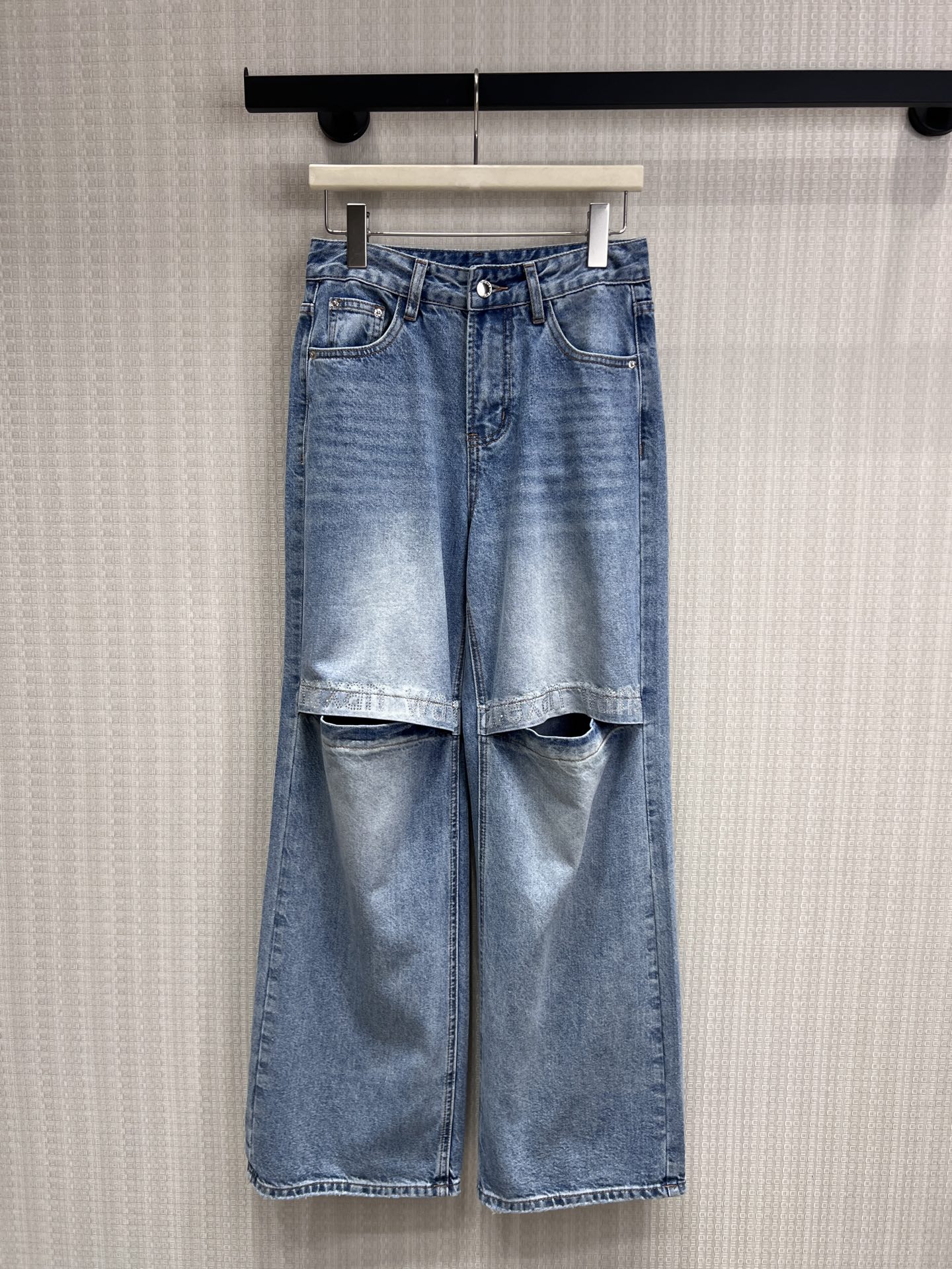 NO:834945,26 spring and summer new products Original designer style minimalist high-end style deconstructed ripped wide-leg jeans | Reshape the relaxed look washed light blue + knee hollow design, with a casual street atmosphere High waistline + wide-leg tailoring, one-click to get the 'legs are two meters long' visual sensation Ready for sale smL,,jeans,1986090926春夏新品 原创设计师款极简高级风 解构主义破洞阔腿牛仔裤 | 重塑松弛感穿搭水洗浅蓝+膝部镂空设计,自带随性街头氛围 高腰线+阔腿剪裁,一键get“腿长两米”既视感现货出售smL,,jeans,,Women's clothing