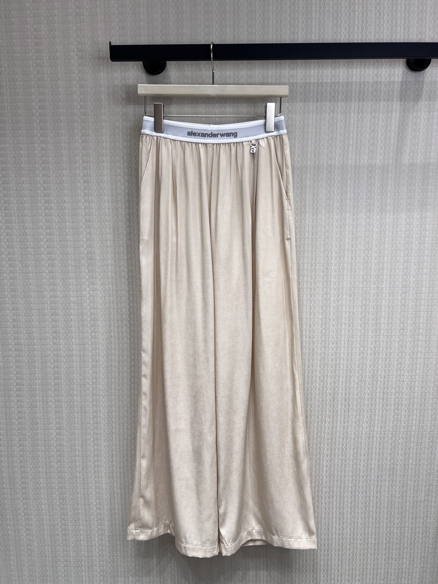 NO:834979,Dawang's drapey wide-leg pants are welded directly to the body. It has a classic woven waistband and silky satin-like fabric. It has a low-key and high-end feel. The loose wide-leg version has a lot of fat, and the drape is full. It is windy when you walk. The off-white is gentle and elegant, and the navy blue is slim and versatile. It can be used for daily commuting, going out, and for lazy people. A casual set will give you a lazy and noble sense of relaxation!  Spot sale smL,,alexander wang,19860909大王这条垂感阔腿裤直接焊在身上 经典织标腰头+丝滑缎面感面料,自带低调高级感,宽松阔腿版型巨藏肉,垂坠感拉满,走路都带风,米白温柔显气质,藏青显瘦又百搭,日常通勤、出街、懒人穿搭都能hold住, 随手一套就是慵懒又贵气的松弛感！现货出售smL,,alexander wang,,Women's clothing