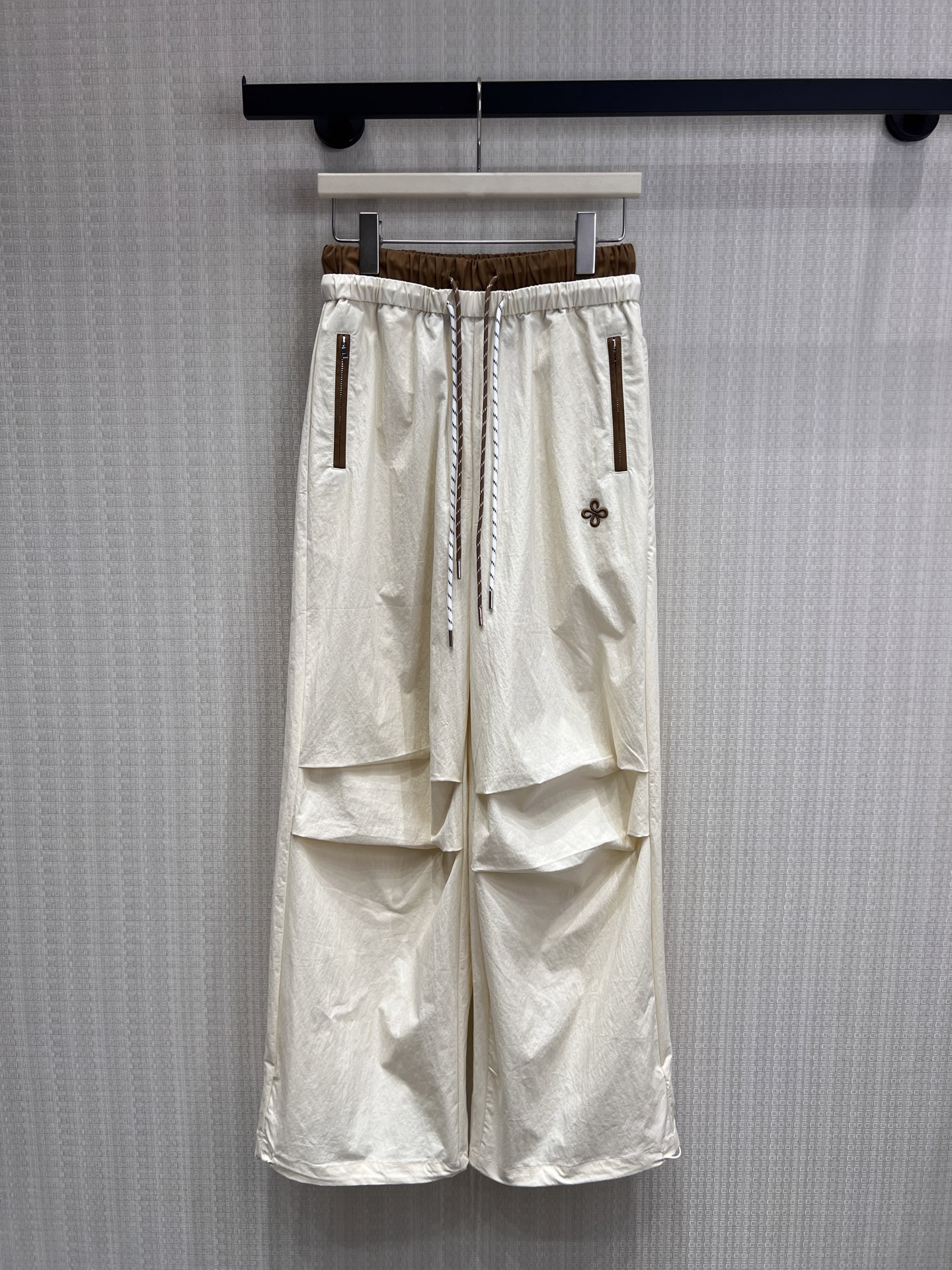 NO:834940,26 new spring and summer original designer style 'Lazy Man's Gospel' overalls are welded directly to the body. They are available in off-white & navy blue. The contrasting waistband and woven drawstring are full of details. The three-dimensional pleat design brings a workwear coolness. The drapey quick-drying fabric is very comfortable on the upper body. The wide-leg version is very friendly to the pear-shaped figure. It can be worn with sweatshirts and short tops.  It looks great with any outfit you wear when you go out. It’s the perfect outfit for lazy people. SmL, hoodie, sweatshirts, ready for sale!1986090926春夏新品原创设计师款 懒人福音”工装裤直接焊在身上 米白&藏青双色可选,撞色腰头+编织抽绳细节感拉满, 立体褶裥设计自带工装酷感,垂坠感速干面料上身巨舒服, 阔腿版型对梨形身材超友好,搭卫衣、短上衣都超有松弛感, 出门随便一套都很出片,懒人穿搭天花板就是它！现货出售smL,,hoodie,sweatshirts,,Women's clothing