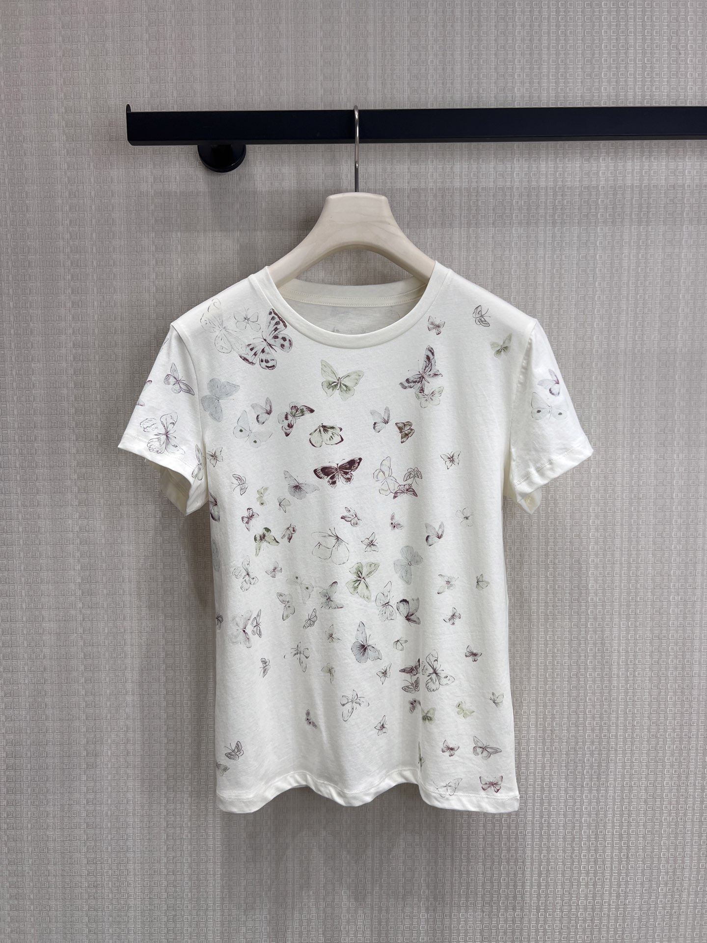 NO:835614,Original designer 26 spring and summer new product, wear the spring butterfly dance on your body, milky white watercolor butterfly print T-shirt, comes with hazy soft light filter.  Original hand-painted butterfly print, gentle smudged with French romance, slightly loose fit on the upper body that makes you look slimmer, soft and skin-friendly fabrics that are breathable and comfortable. Wearing it alone creates a gentle atmosphere. When layered with a jacket, you instantly become an artistic girl. One piece unlocks N gentle ways of opening in spring and summer, suitable for commuting/dating/traveling. Ready for sale sml, jackets & coats, tees, t-shirts,19860909原创设计师款 26春夏新品把春日蝶舞穿在身上奶白色水彩蝴蝶印花T恤,自带朦胧柔光滤镜. 原创手绘感蝴蝶印花,温柔晕染自带法式浪漫,微宽松版型上身松弛显瘦,软糯亲肤面料透气舒适,单穿是温柔氛围感,叠搭外套秒变文艺少女,一件解锁春夏N种温柔打开方式,通勤/约会/出游都适配.现货出售smL,,jackets & coats,tees，t-shirt,,Women's clothing