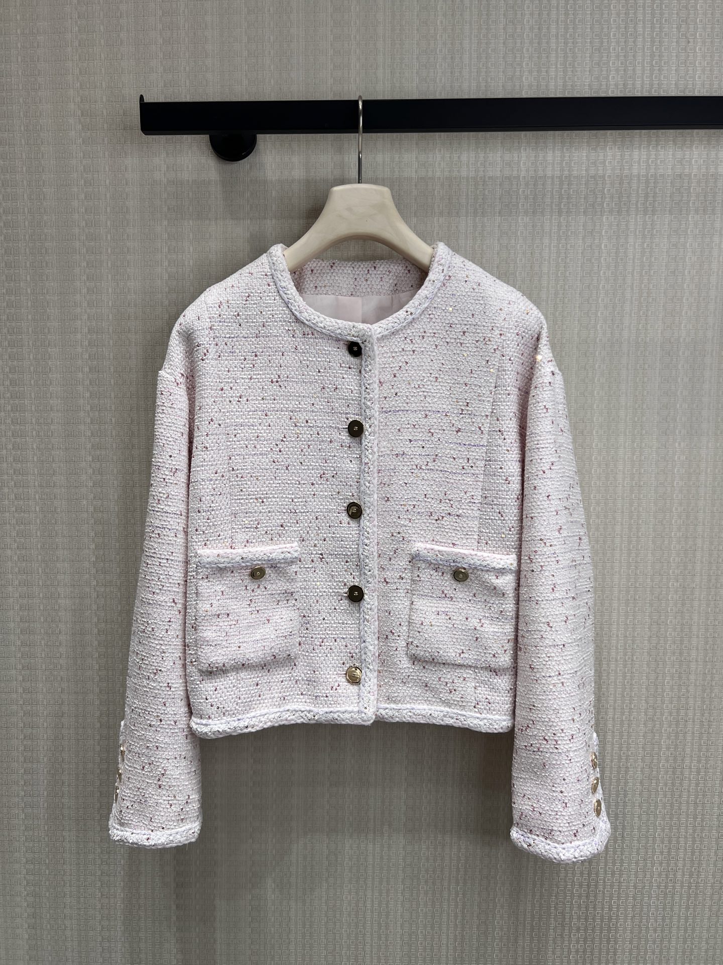 NO:835589,New product for early spring 26 Che** custom blended tweed, light pink base intertwined with fine colorful dots and bright silk, comes with soft focus soft light filter, fine shimmers are faintly visible in the sun, full of high-end sense. Short silhouette + round neck collarless design, neat and not flattering on the figure, optimized head-shoulder ratio, easy to wear a good proportion of 30 to 70 points  Retro metal buckles run through the placket, and the cuffs are embellished with gold buttons of the same color. The double-pocket design combines practicality with iconic small fragrance elements. The edges are edged with the same color and are exquisitely crafted. Available now at smL,,1986090926早春新品 Che**定制混纺粗花呢,浅粉色基底交织着细碎彩点与亮丝,自带柔焦柔光滤镜,阳光下细闪若隐若现,高级感拉满 短款廓形+圆领无领设计,利落又不挑身材,优化头肩比,轻松穿出三七分好比例 复古金属扣贯穿门襟,袖口点缀同色系金扣,双口袋设计兼具实用性与标志性小香风元素,边缘同色包边工艺精致考究现货出售smL,,,Women's clothing