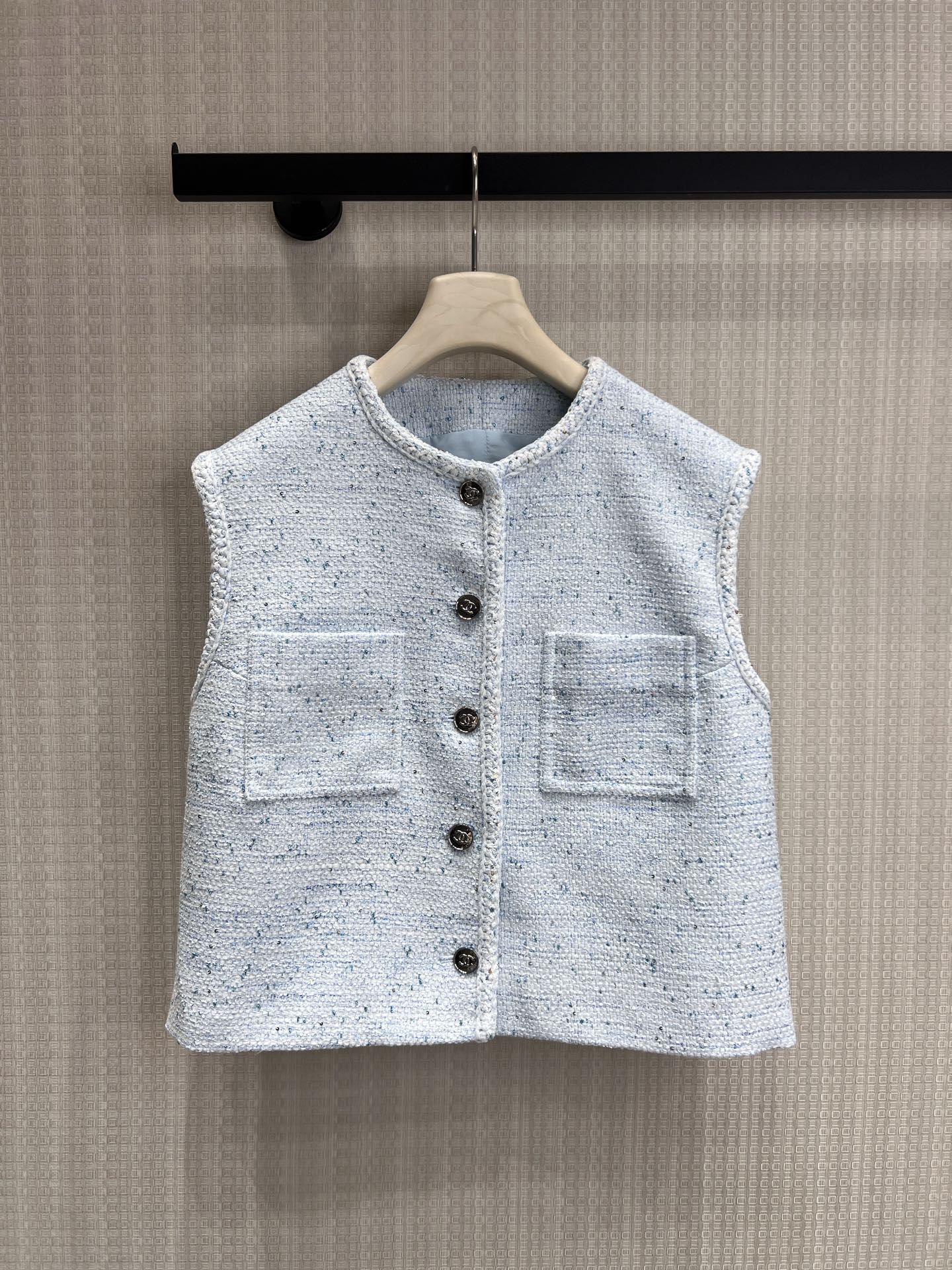 NO:835594,26 new spring and summer Che ** high-grade small fragrance vest, with cooling filter. Customized textured tweed fabric, delicate touch without scratching the skin, neat short version to weaken the sweet feeling, with cool and noble air. Whether it is paired with drapey wide-leg pants or a dress, it can be easily worn with an effortless sense of luxury. It is a versatile jersey that is always missing in the wardrobe. Ready for sale smL,,skirts,1986090926春夏新款 Che **高定级小香风马甲,自带清冷滤镜 定制肌理粗花呢面料,触感细腻不扎肤,利落短款版型弱化甜腻感,自带清冷贵气,不管是搭配垂感阔腿裤还是连衣裙,都能轻松穿出不费力的高级感, 衣柜里永远缺一件的百搭战袍.现货出售smL,,skirts,,Women's clothing