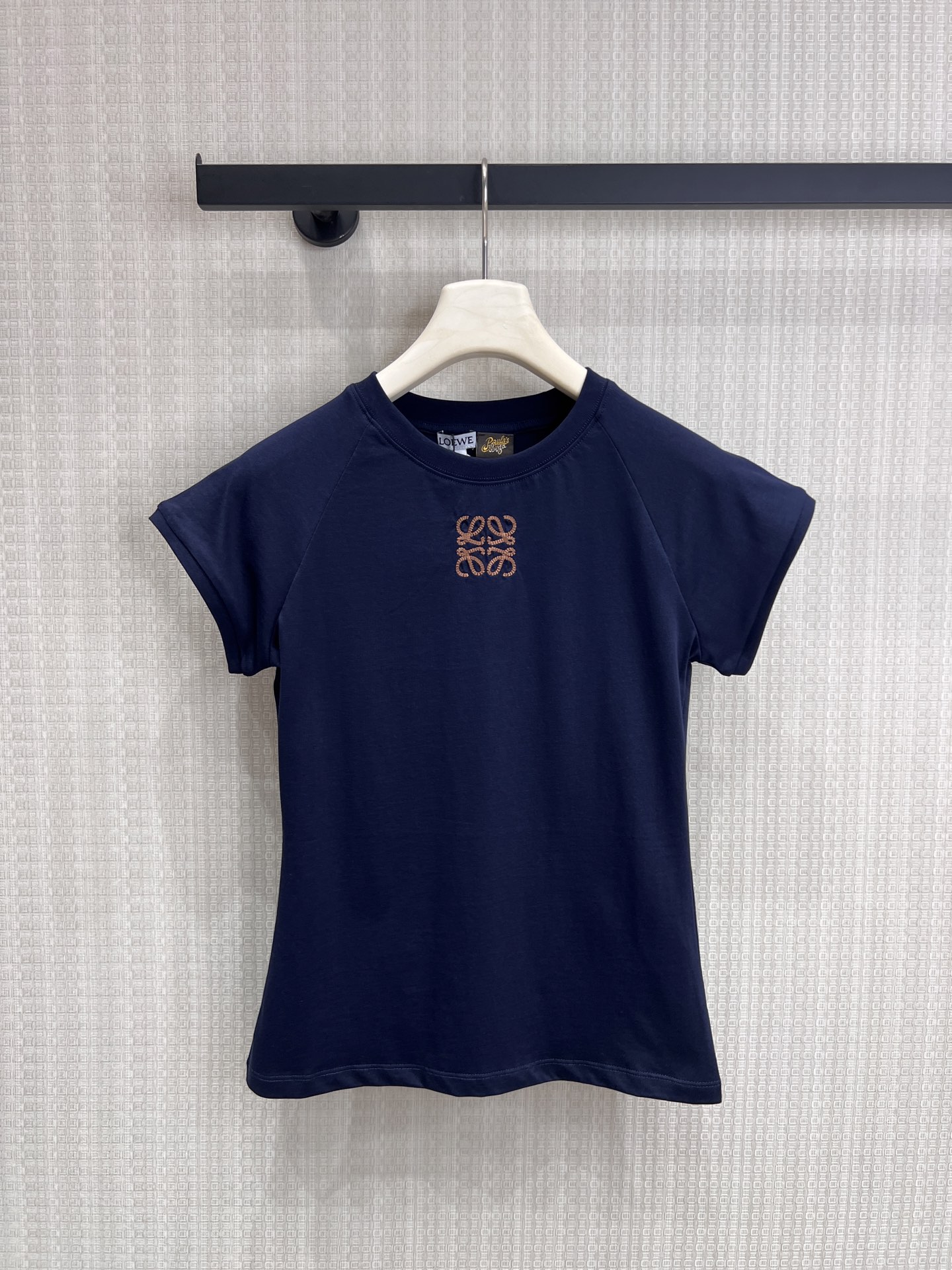 NO:835587,26 spring and summer new product Loe** is minimalist, with a sense of luxury. It is off-white/navy blue and slim-fitting short-sleeved, with a soft light filter. The embroidered logo on the chest is low-key and recognizable, and the raglan sleeves modify the body shape. Wearing it alone is a gentle and temperamental sister. When layered with a suit, it instantly becomes a smart commuting style. One piece unlocks N kinds of opening methods in spring and summer, suitable for commuting/dating/traveling. Ready for sale sml,, loewe, T-shirt, business suit,1986090926春夏新品Loe**极简主义,自带高级感 米白/藏青两色修身短袖,自带柔光滤镜.胸口刺绣logo低调有辨识度,插肩袖版型修饰身形,单穿是温柔气质姐姐,叠搭西装秒变干练通勤风,一件解锁春夏N种打开方式,通勤/约会/出游都适配.现货出售smL,,loewe,T-shirt,business suit,,Women's clothing