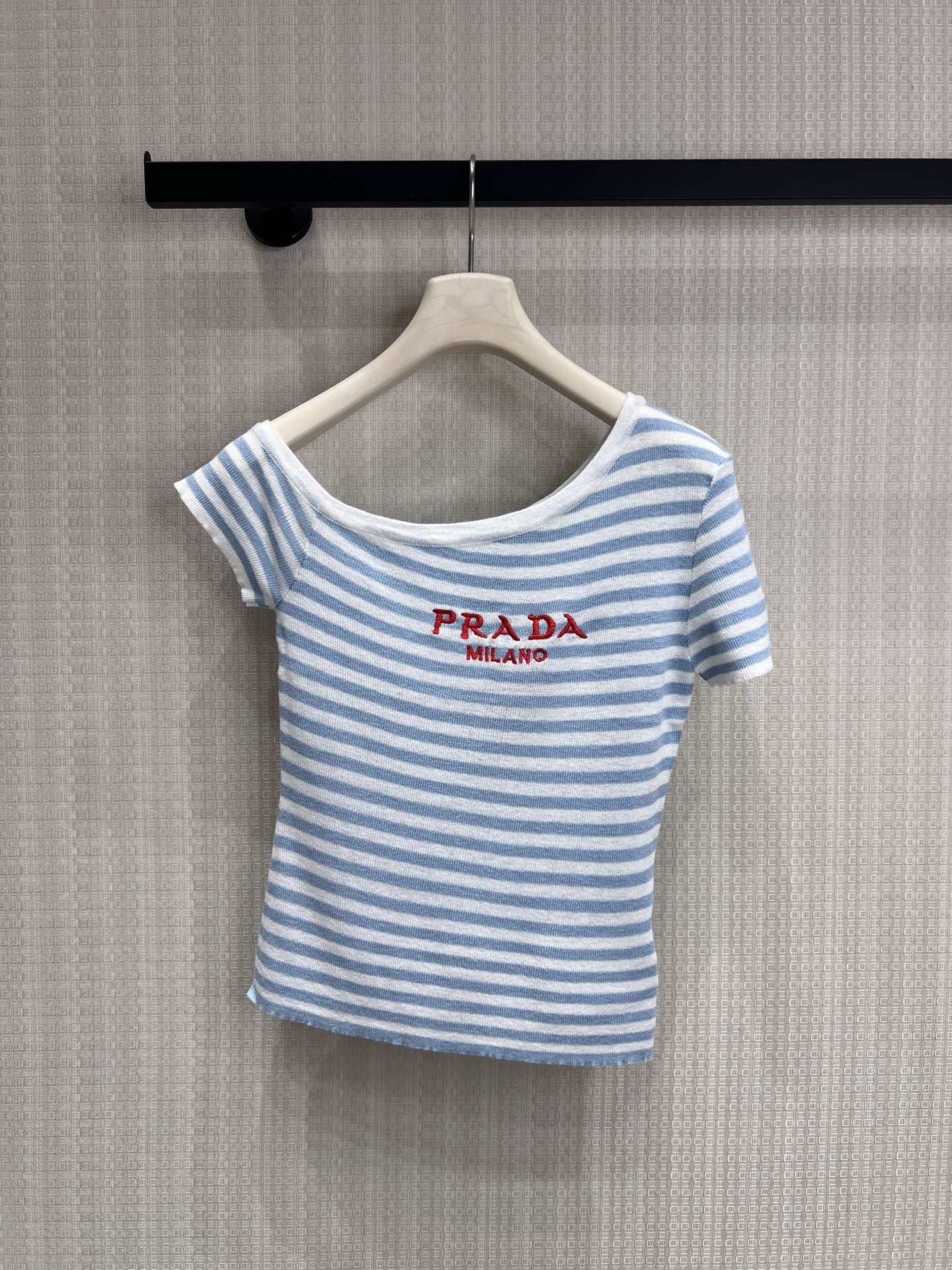 NO:835585,26 spring and summer new product Pra** This striped T is so good. It has classic sea soul stripes + asymmetrical slanted shoulders. It has a casual hot girl feeling. The red and white embroidered logo is low-key and textured, and it is not picky at all. The ice-like knitted fabric is very comfortable to wear in summer, and the slim model shows a slim waist. The blue and white are clear and age-reducing. The black and white are cool and versatile. They look good alone and layered. Ready for sale smL, prada,1986090926春夏新品Pra**这件条纹T也太会了吧经典的海魂条纹+不对称斜肩,自带随性的辣妹感红白刺绣logo低调又有质感,完全不挑人 冰感针织面料夏天穿巨舒服,修身款超显腰细 蓝白清透减龄,黑白酷飒百搭,单穿叠穿都好看现货出售smL,,prada,,Women's clothing