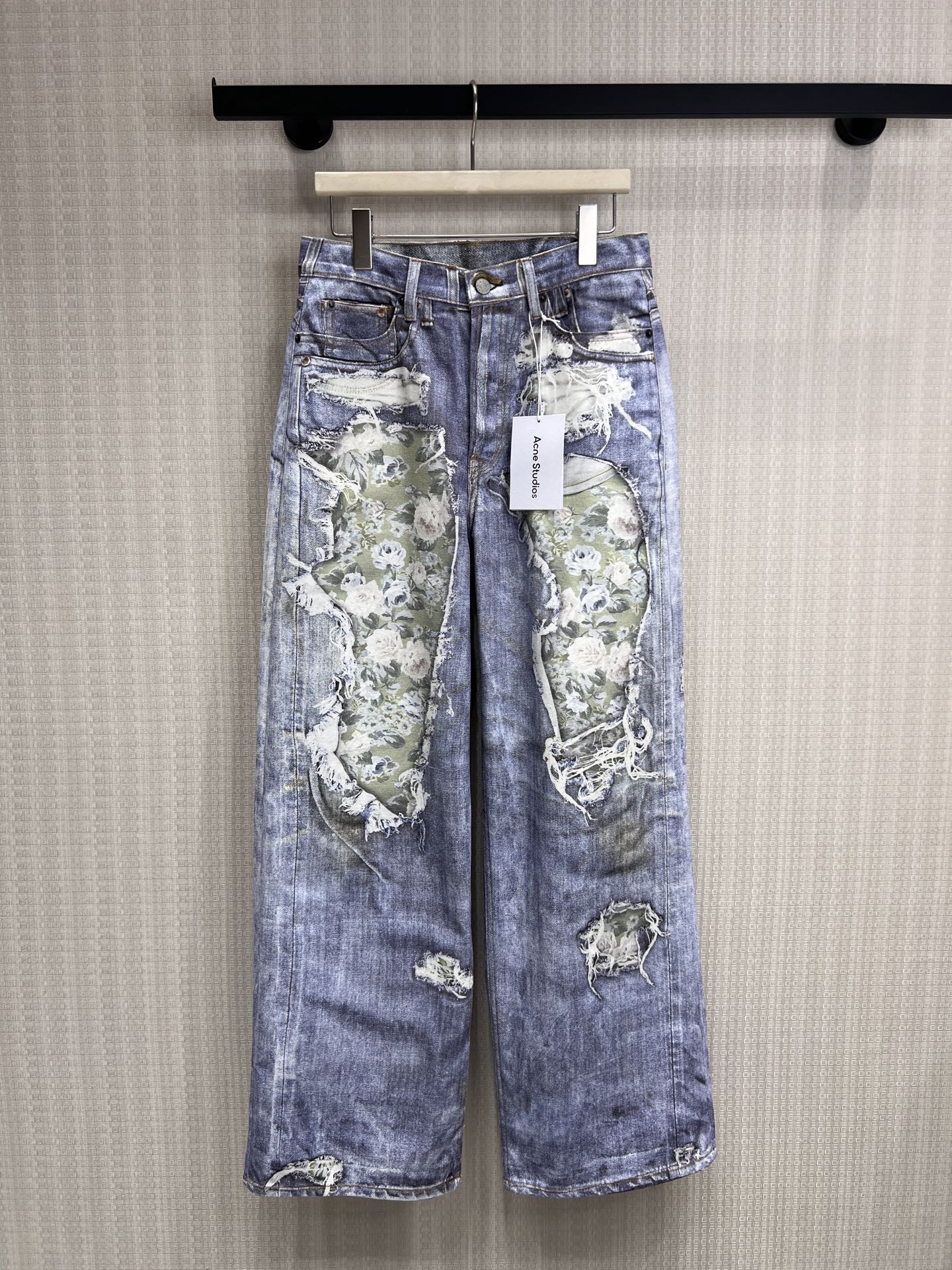 NO:834944,26 spring and summer new products Ac limited edition | Retro floral distressed wide-leg jeans. The 'broken aesthetic' trousers secretly hidden by high-street players are here. Heavily washed and distressed + hand-torn raw edges. Retro green rose print is hidden inside, and the holes are looming. The uninhibitedness of the American street and the femininity of French florals are blended into the denim high-waisted wide-leg tailoring, which is full of 30-70 proportions in one second.  Covering the flesh and hiding the crotch, the loose feeling is directly welded to the body for sale in stock smL,,jeans,1986090926春夏新品 Ac限定款 | 复古花卉做旧阔腿牛仔裤 高街玩家私藏的「破碎美学」神裤来袭 重度水洗做旧+手工撕裂毛边 内里暗藏复古绿调玫瑰印花,破洞处若隐若现 把美式街头的不羁与法式碎花的柔媚揉进丹宁里高腰阔腿剪裁,一秒拉满三七分比例 遮肉藏胯,松弛感直接焊在身上现货出售smL,,jeans,,Women's clothing