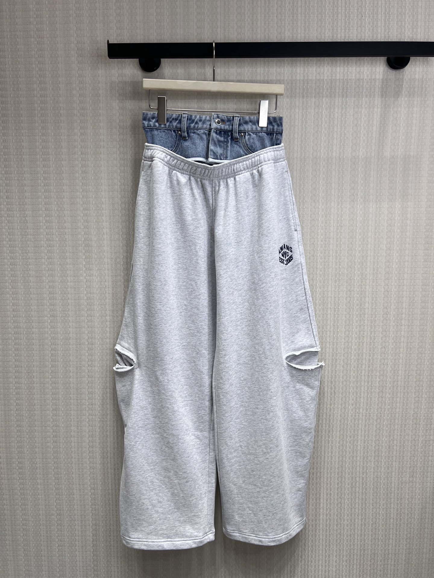 NO:834939,26 spring and summer new product Alex** fake two-piece denim waistband ripped sweatpants. Who knows!  The ultimate pair of trousers that understands 'denim + sweatpants'. Denim waistband + gray sweatpants body, one pair of pants to create a layered look. Hole-cut raw edge design on both sides, with a sense of street wasteland atmosphere. Wide-legged and loose version, hiding the flesh, looking slim, and walking with wind. Comes with high-street loose buff, perfect for wearing with sweatshirts or hot girl tops. Not a niche style, a must-have for fashionistas. Ready for sale smL,,hoodie,sweatshirts,1986090926春夏新品 Alex**假两件牛仔腰头破洞卫裤 谁懂啊！把「丹宁+卫裤」玩明白了的王炸神裤 牛仔腰头拼接+灰色卫裤本体,一裤穿出层次感 双侧破洞毛边设计,自带街头废土氛围感 阔腿宽松版型,藏肉显瘦,走路带风 自带高街松弛buff,搭卫衣/辣妹上衣都绝 小众不撞款,潮人必入 现货出售 smL,,hoodie,sweatshirts,,Women's clothing