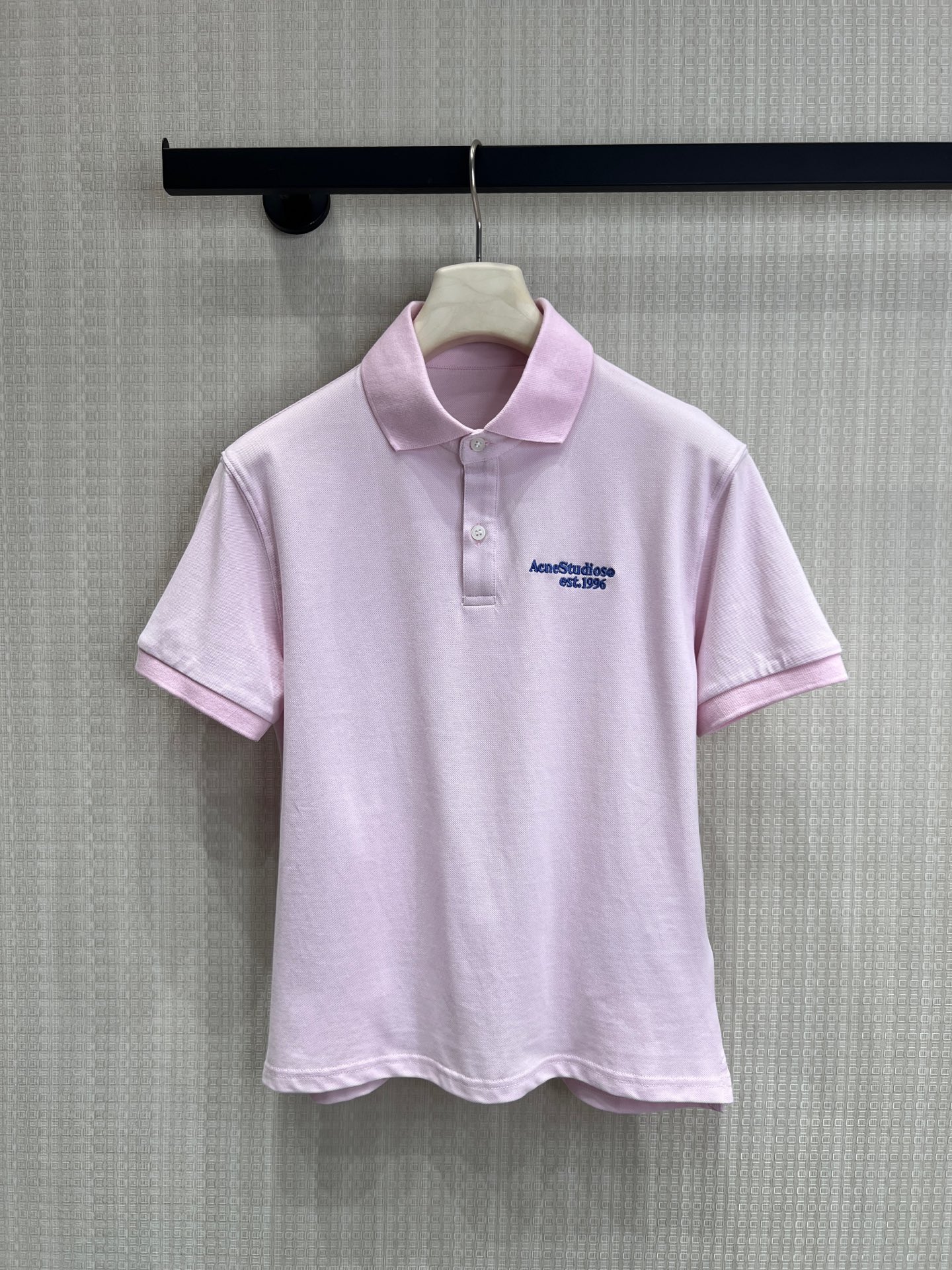 NO:835582,ac**26 new spring and summer product, spring limited cherry blossom pink, light pink embroidered Polo shirt, comes with a boyish soft light filter. Contrast letter embroidery brightens the whole, pique fabric is breathable and dry, paired with jeans, it is a refreshing and energetic girl, paired with a skirt, it is gentle and college style, one piece unlocks N spring and summer opening methods, suitable for commuting/traveling/daily. Ready for sale smL,,skirts,jeans,19860909ac**26春夏新品 春日限定樱花粉 浅粉刺绣Polo衫,自带少年感柔光滤镜.撞色字母刺绣点亮整体,珠地面料透气干爽, 搭配牛仔裤是清爽元气少女,配半裙又是温柔学院风, 一件解锁春夏N种打开方式,通勤/出游/日常都适配.现货出售smL,,skirts,jeans,,Women's clothing