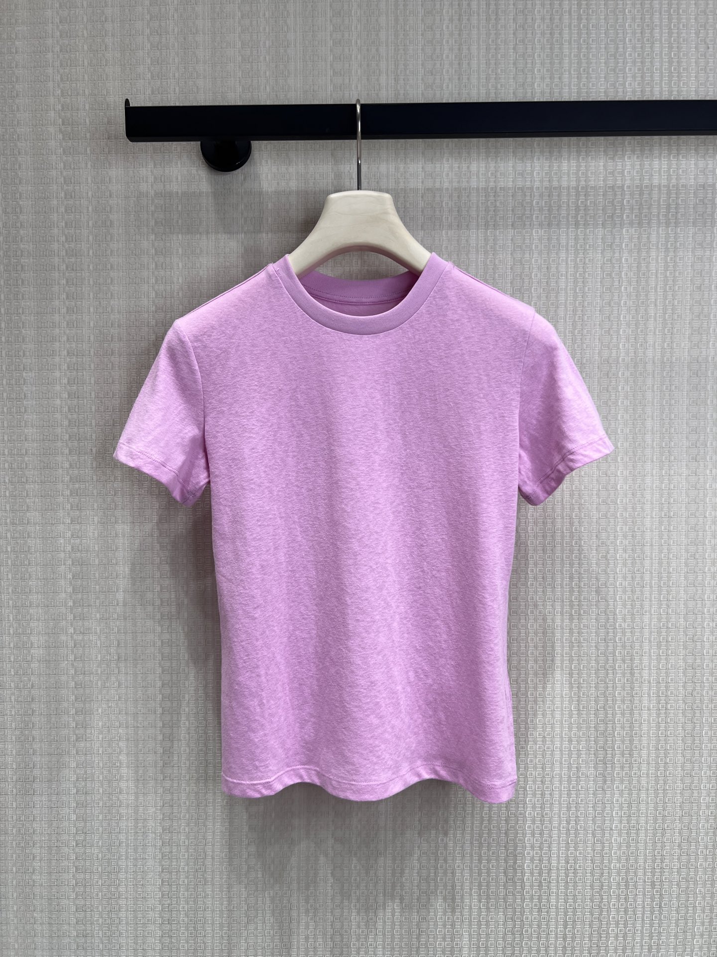 NO:835611,Original designer model 26 spring and summer new high-count combed cotton blended fabric, soft and skin-friendly with a soft matte texture, breathable and not sweaty, not easy to deform and pilling after long-term wear, delicate and sinewy to the touch. Slim-fitting shoulder and slightly waisted version, neatly fitting the body shape without being tight, optimizing the head-to-shoulder ratio and waistline, easily wearing right-angled shoulders and a small waist, with a slimming effect. Ready for sale smL,,19860909原创设计师款 26春夏新品高支精梳棉混纺面料,软糯亲肤自带柔和雾面质感,透气不闷汗,久穿不易变形、起球,触感细腻又有筋骨.正肩修身微收腰版型,利落贴合身形又不紧绷,优化头肩比与腰线,轻松穿出直角肩与小蛮腰,显瘦效果拉满.现货出售smL,,,Women's clothing