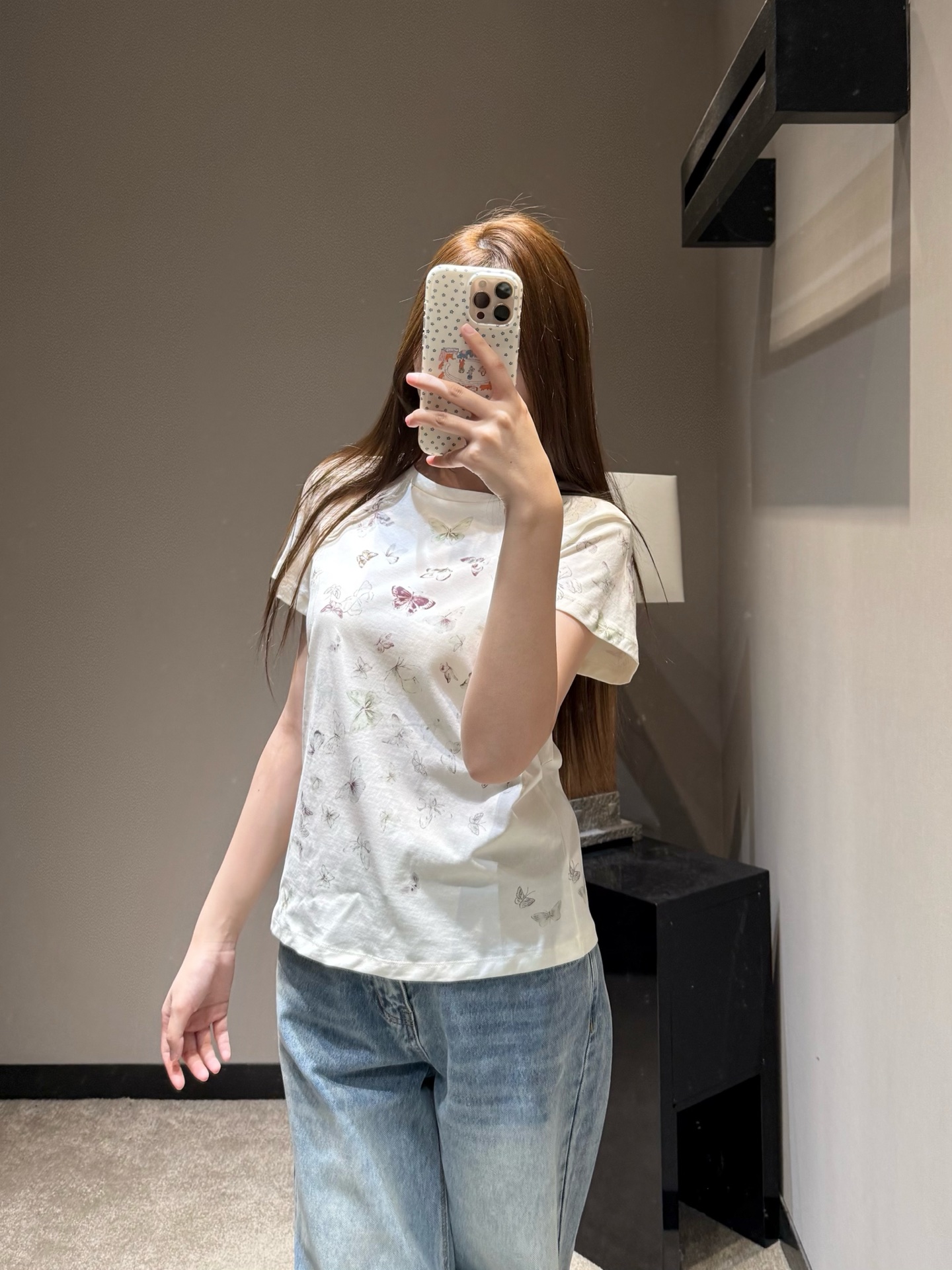 미우미우 크리미 화이트 나비 프린트 여성 반팔 상세 이미지 7