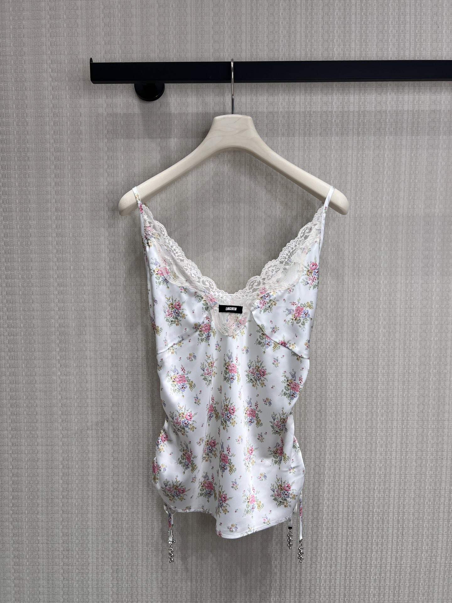 NO:835592,26 spring and summer new products, original designer style. Floral sling with French soft-focus filter. Creamy white base + gentle pink-toned floral, like wearing a spring garden on the body. Lace piping outlines the V-neck line, with a soft-focus atmosphere. Satin drape fabric, with soft-light filter. Diamond chain drawstring on the side, which can be freely adjusted to create an exquisite waistline. Wearing it alone is the ceiling of pure desire. Wear it with a suit and you will become a mature hottie in an instant.  Just needed for layering in spring and summer, gentle and sexy, whoever wears it will be excited. Ready-made smL, business suit,1986090926春夏新品原创设计师款 自带法式柔焦滤镜的碎花吊带 奶白底+温柔粉调碎花,像把春日花园穿在了身上 蕾丝滚边勾勒V领线条,自带柔焦氛围感 缎面垂坠感面料,自带柔光滤镜 侧边钻链抽绳,可自由调节,打造玲珑腰线 单穿是纯欲天花板,内搭西装秒变轻熟辣妹 春夏叠穿刚需,温柔又自带小性感,谁穿谁心动现货出售smL,,business suit,,Women's clothing