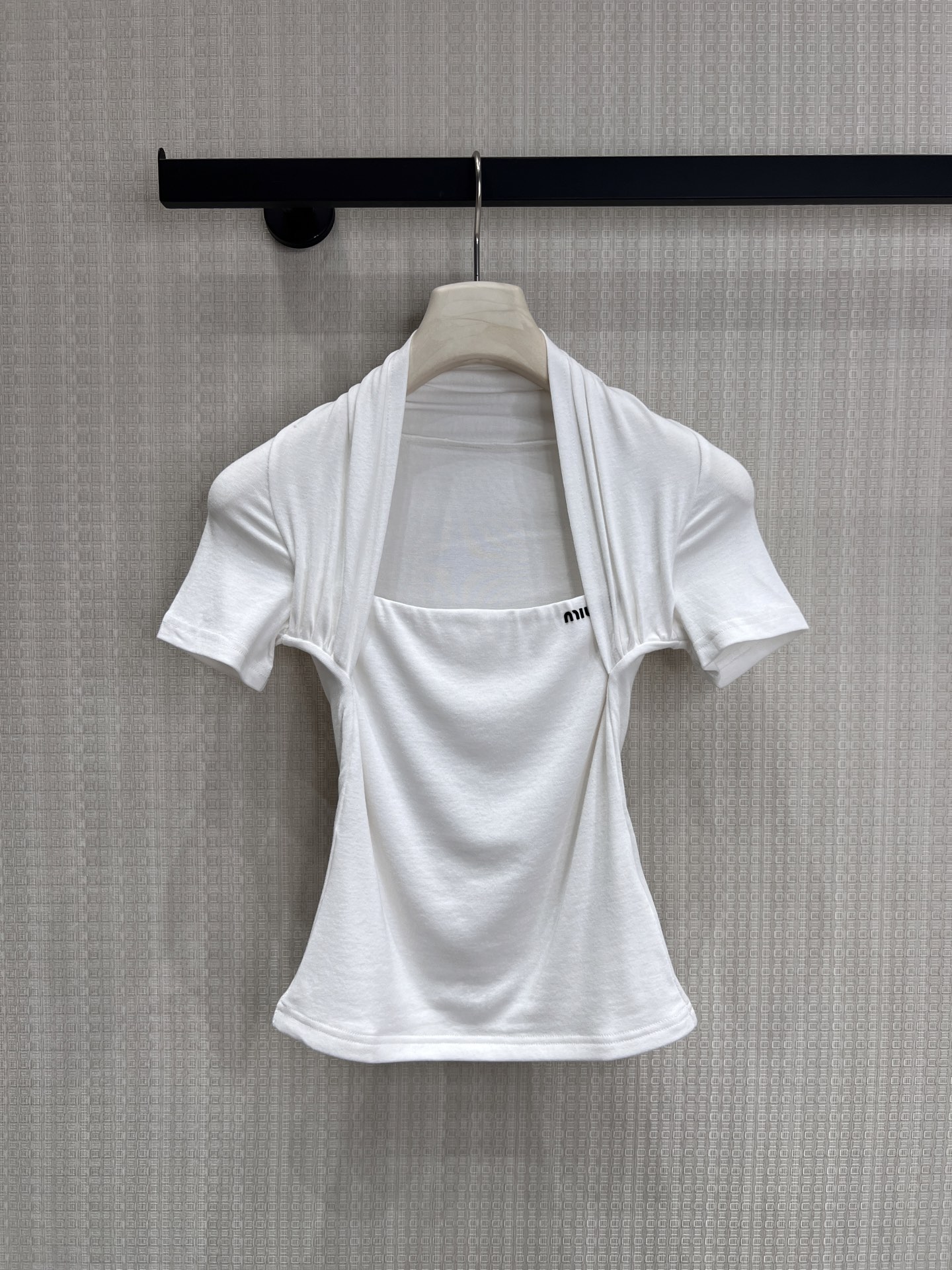 NO:837007,26 new spring and summer products Mi** series halter neck square neck short-sleeved T-shirt square neck + halter neck fake two-piece structure, modify the shoulder and neck lines, say goodbye to shoulder slipping High elastic knitted fabric, skin-friendly and breathable, long-lasting wear without deformation Exquisite small logo embroidery, low-key to highlight the texture Ready for sale sml,, T-shirt, tees, t-shirt,1986090926春夏新品 Mi**系挂脖方领短袖T恤方领+挂脖假两件结构,修饰肩颈线条,告别溜肩 高弹针织面料,亲肤透气,久穿不变形 精致小logo刺绣,低调彰显质感现货出售smL,,T-shirt,tees，t-shirt,,Women's clothing