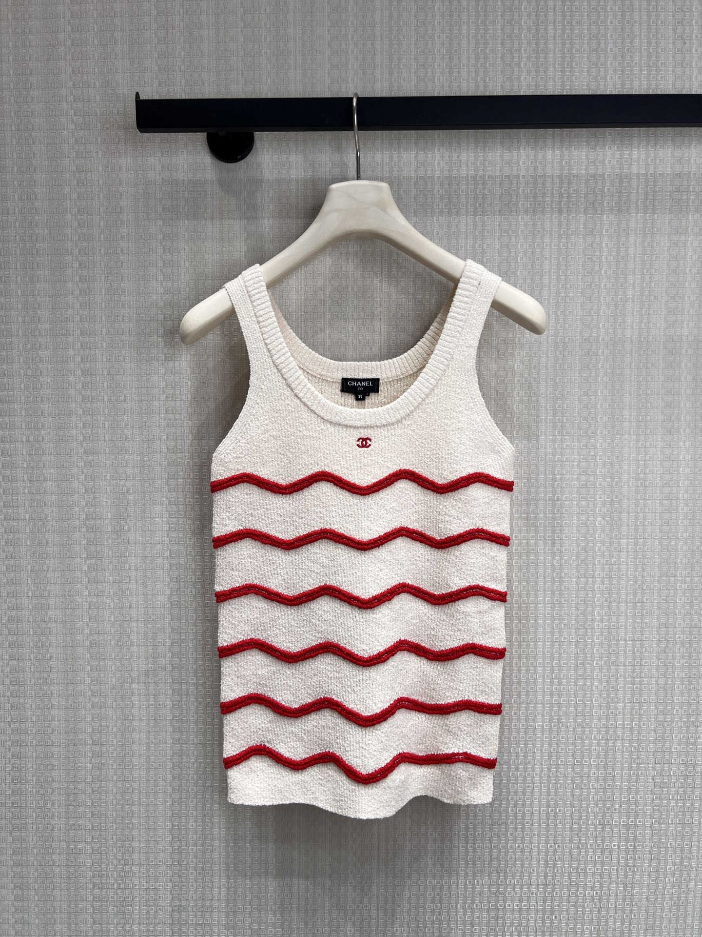 NO:835597,26 spring and summer new product Che** Xiaoxiangfeng Benming knitted vest is here, with a milky white base + red wavy pattern, with a French retro atmosphere. Exquisite double C embroidery embellishment, and the details are directly immersed. Soft and waxy knitted fabric, skin-friendly and textured. Wide shoulder straps + round neck design, neat and hidden. Wear alone to reduce age, wear a shirt inside and instantly become an elegant lady. Layer it in spring and summer, and easily achieve the feeling of a lady!  Ready for sale smL, shirts,1986090926春夏新品Che**小香风本命针织背心来啦奶白基底+正红波浪纹,自带法式复古氛围 精致双C刺绣点缀,细节控直接沦陷 软糯针织面料,亲肤又有质感 宽肩带+圆领设计,利落又藏 单穿清爽减龄,内搭衬衫秒变优雅大小姐 春夏叠穿刚需,轻松拿捏名媛感！现货出售smL,,shirts,,Women's clothing