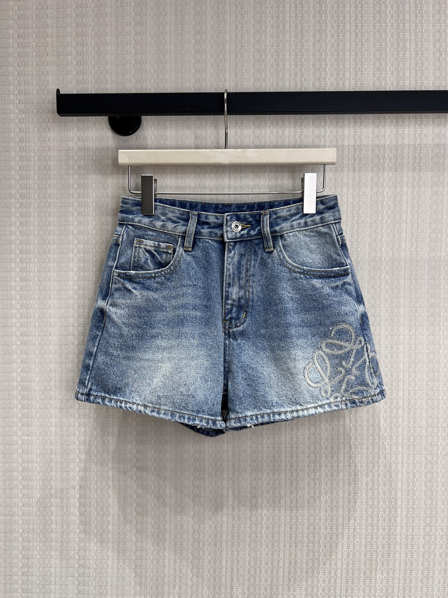 NO:837012,Loe ** denim shorts, the new spring and summer product of 26, are also good at hiding the flesh. The old washed blue color is gentle and refreshing, with a relaxed retro feel. The sides are exquisitely hot-drilled embroidery, which is low-key and discreet. The high-waist design optimizes the waist-to-hip ratio. The A-line pants perfectly cover the crotch width and the thigh length is just right. They look good with T-shirts, shirts, and sweaters.  A versatile item in your wardrobe, it looks beautiful and cool to wear in summer. Available in stock smL, loewe, shorts, shirts, tees, t-shirt,1986090926春夏新品Loe **牛仔短裤也太会藏肉了 做旧水洗蓝温柔清爽,自带松弛复古感 侧边精致烫钻刺绣,低调中带着小小心机 高腰设计优化腰臀比,A字裤型完美遮住胯宽、大腿肉长度刚好,搭配T恤、衬衫、针织衫都好看 衣柜里的百搭刚需款,夏日穿它又美又凉快现货出售smL,,loewe,shorts,shirts,tees，t-shirt,,Women's clothing