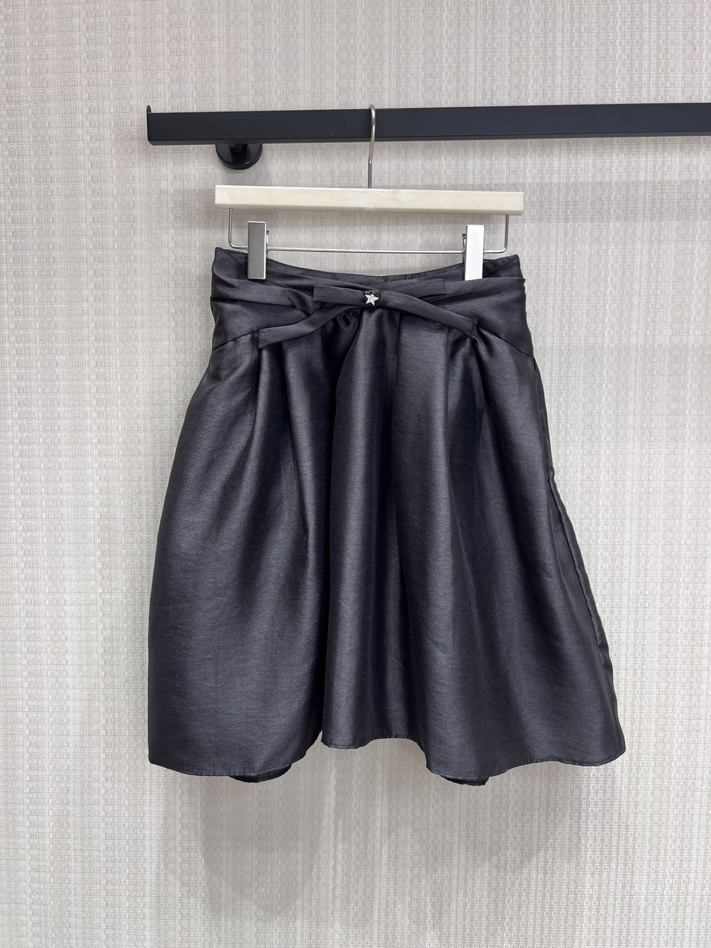 NO:836980,26 spring and summer new products Designer starlight buckle satin flower bud skirt | Full of luxury, high-gloss satin comes with a soft light filter, low-key and high-end. The waist twist + five-pointed star buckle design accurately pinches the high waist line. The A-line flower bud version hides the flesh and shows the hips, easily optimizing the waist-to-hip ratio. The black tone comes with a slimming buff, which coexists with a sense of drape and stiffness.  Suitable for matching with sweaters/shirts, you can wear it for commuting and dating to look exquisite and elegant. Ready for sale smL,,skirts,shirts,1986090926春夏新品 设计师款星光扣缎面花苞半裙｜贵气感拉满高光泽缎面自带柔光滤镜,低调中透着高级感 腰头扭结+五角星扣设计,精准掐出高腰线 A字花苞版型藏肉又显翘臀,轻松优化腰臀比 黑调自带显瘦buff,垂坠感与挺括感并存 搭配针织衫/衬衫都适配,通勤约会都能穿出精致贵气感现货出售smL,,skirts,shirts,,Women's clothing