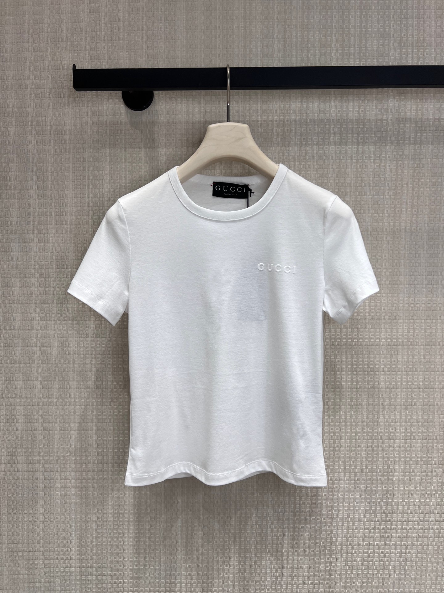 NO:837706,26 spring and summer new products guc** classic letter short T-shirt in black and white. The basic style can also be worn with a high luxury texture. High-count cotton fabrics are selected, soft and skin-friendly, breathable and not stuffy. Slim-fitting and slightly closed version, neat tailoring outlines smooth lines. Exquisite embroidered logo on the chest, low-key to highlight the brand tone. Versatile for daily use, can be worn alone or layered, and can easily adapt to various scenes. Ready for sale smL, gucci, tees, t-shirt,1986090926春夏新品 guc**经典字母短款T恤 黑白两色 基础款也能穿出高奢质感 甄选高支棉面料,软糯亲肤,透气不闷 修身微收版型,利落剪裁勾勒流畅线条 胸前精致刺绣标识,低调彰显品牌调性 日常百搭不出错,单穿叠穿都显贵,轻松适配多种场景现货出售smL,,gucci,tees，t-shirt,,Women's clothing
