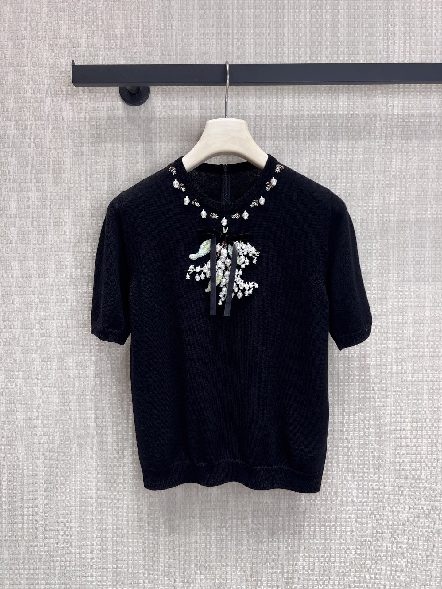 NO:836975,26 spring and summer new product Vale** is a black knitted sweater with its own soft light filter. It carves elegance into the details. The hand-made beads on the neckline are scattered like stars. The lily of the valley embroidery on the chest echoes the velvet bow, blending the gentleness of spring into the crisp knitted texture.  Ice silk feels cool to the touch but not stuffy. It can be used for daily commuting, dates and banquets. It looks noble when worn alone, and a suit underneath adds a bit of neatness. An exquisite girl's wardrobe will always lack such a 'discreet' item ~ ready for sale smL,, valentino, business suit,1986090926春夏新品 Vale**自带柔光滤镜的黑调针织衫,把优雅刻进细节里领口手工钉珠如星点散落,胸前铃兰刺绣与丝绒蝴蝶结呼应, 将春日温柔揉进挺括的针织肌理, 冰丝触感凉而不闷,日常通勤、约会赴宴都能hold住,单穿显贵气,内搭西装又添几分利落,精致女孩的衣橱,永远缺一件这样的“小心机”单品~现货出售smL,,valentino,business suit,,Women's clothing