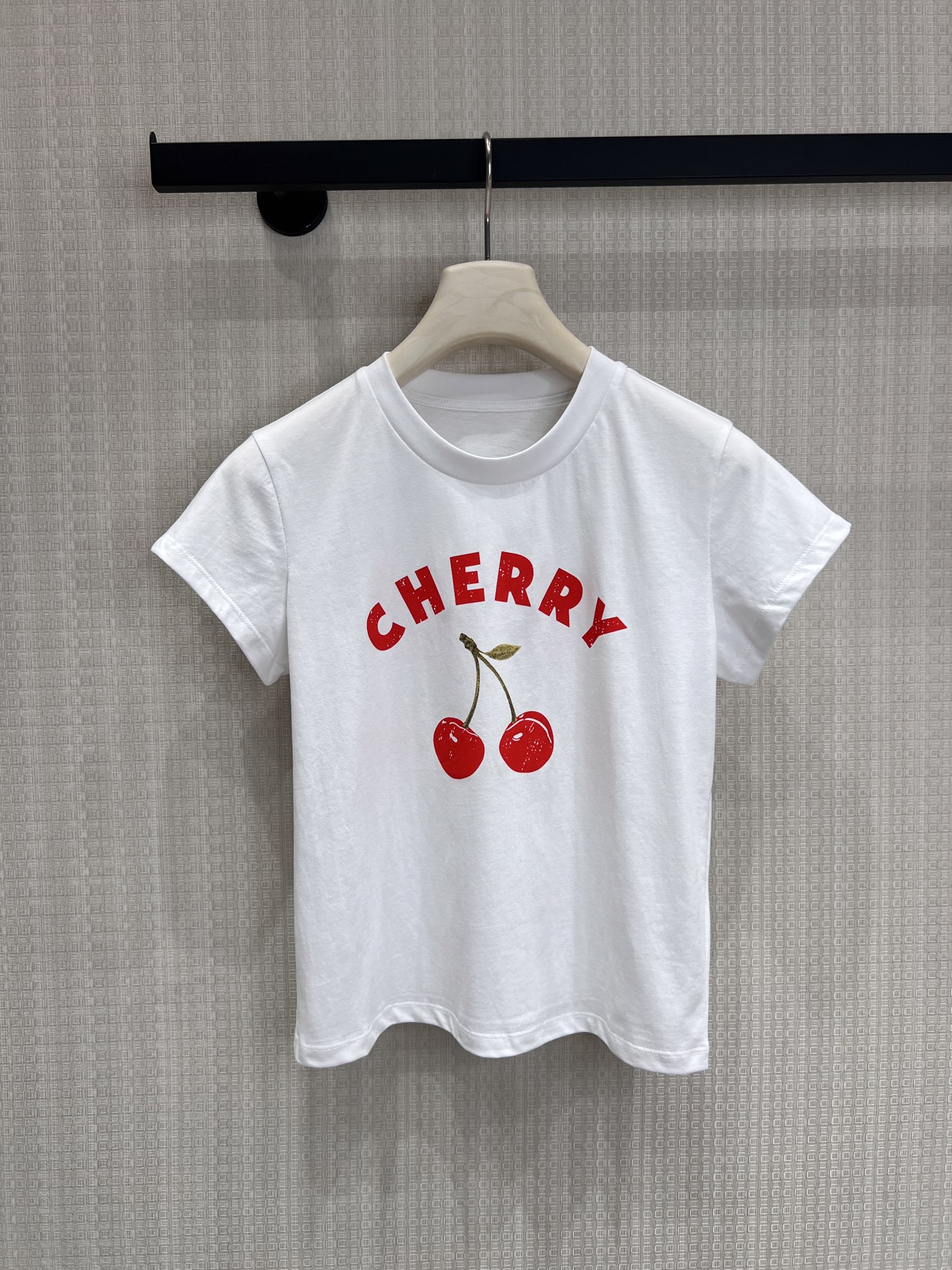 NO:837729,26 new spring and summer original design cherry print short T-shirt in two colors, white/black, with playful red cherry print, with a girly feel. Slim-fitting short version, easily raises the waistline, optimizes body proportions. Skin-friendly and breathable fabric, soft and comfortable, no burden for daily wear. It is super age-reducing when paired with jeans and pleated skirts. Basic models are just needed in spring and summer. Ready for sale smL,,skirts,jeans,tees,t-shirt,1986090926春夏新品原创设计款 樱桃印花短款T恤 双色入 白/黑两色可选,搭配俏皮红樱桃印花,自带元气少女感 修身短款版型,轻松拉高腰线,优化身材比例 亲肤透气面料,柔软舒适,日常穿无负担 搭配牛仔裤、百褶裙都超减龄,春夏刚需基础款现货出售smL,,skirts,jeans,tees，t-shirt,,Women's clothing