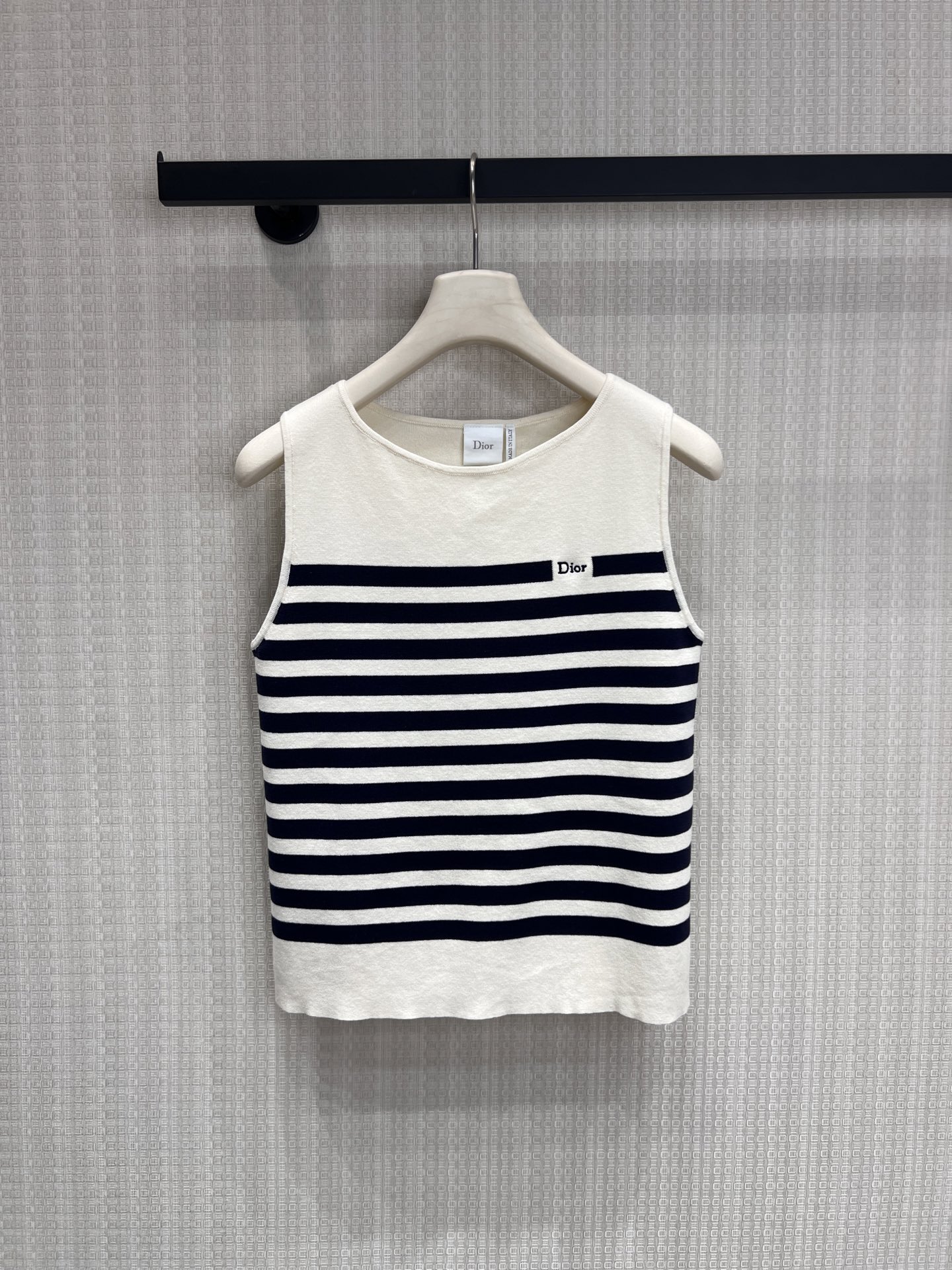 NO:836983,26 spring and summer new product Dio** classic nautical striped knitted vest. Re-engraved French nautical aesthetics, using minimalist lines to interpret elegant texture. The classic contrast of milky white and navy blue outlines the timeless rhythm of stripes. The brand logo on the chest is low-key embellishment, with a sense of exquisiteness. Soft and skin-friendly knitted fabric, breathable and comfortable, suitable for many spring and summer scenes.  The straight version is neat and slim, and can be worn alone or layered with a suit to create a high-end feel. It is an evergreen style in the wardrobe ~ ready for sale smL, dior, business suit,1986090926春夏新品 Dio**经典航海条纹针织背心 复刻法式航海美学,以极简线条诠释优雅质感 奶白与藏蓝的经典撞色,勾勒出永不过时的条纹韵律 胸前品牌标识低调点缀,自带精致氛围感 软糯亲肤的针织面料,透气舒适,适配春夏多场景 直筒版型利落显瘦,单穿或内搭西装都能轻松拿捏高级感,是衣橱里的常青款~现货出售smL,,dior,business suit,,Women's clothing