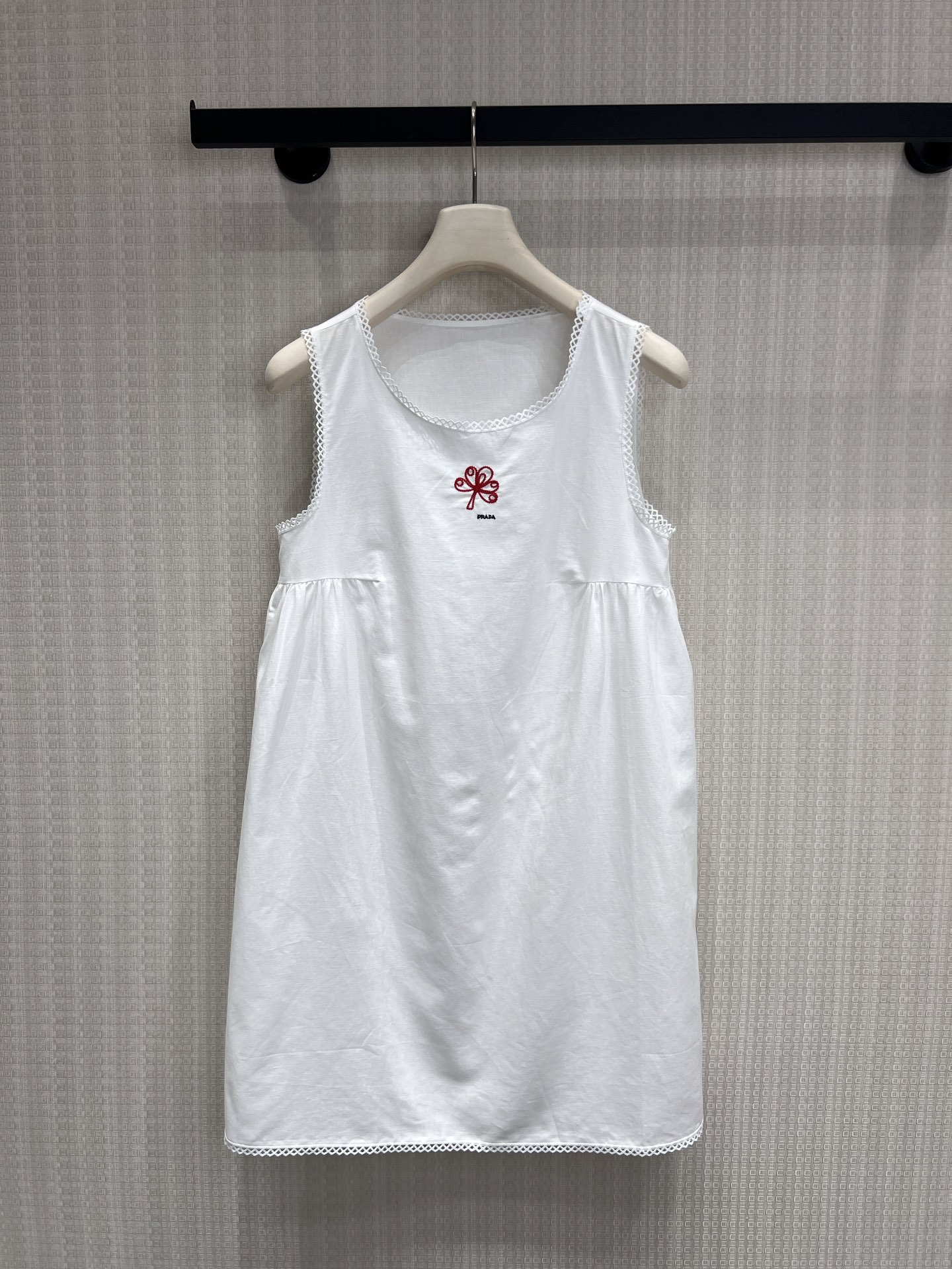 NO:837003,26 new spring and summer products. Gentle whispers of pure white and red. The Pra** sleeveless baby doll dress is made of clean white cotton to express the refreshing feeling of summer. The lace outlines the soft outline and a touch of red on the chest is the agility hidden in the pure white. The loose version allows comfort and elegance to coexist. It is the 'white moonlight' in the wardrobe and a touch of tenderness in summer. Ready for sale smL, prada, skirts,1986090926春夏新品 纯白与红的温柔絮语 Pra**无袖娃娃裙,以干净的白棉铺陈夏日的清爽, 蕾丝花边勾勒柔美的轮廓,胸前一抹红,是藏在纯白里的灵动. 宽松版型,让舒适与优雅共生, 它是衣橱里的“白月光”,也是夏日里的一抹温柔.现货出售smL,,prada,skirts,,Women's clothing