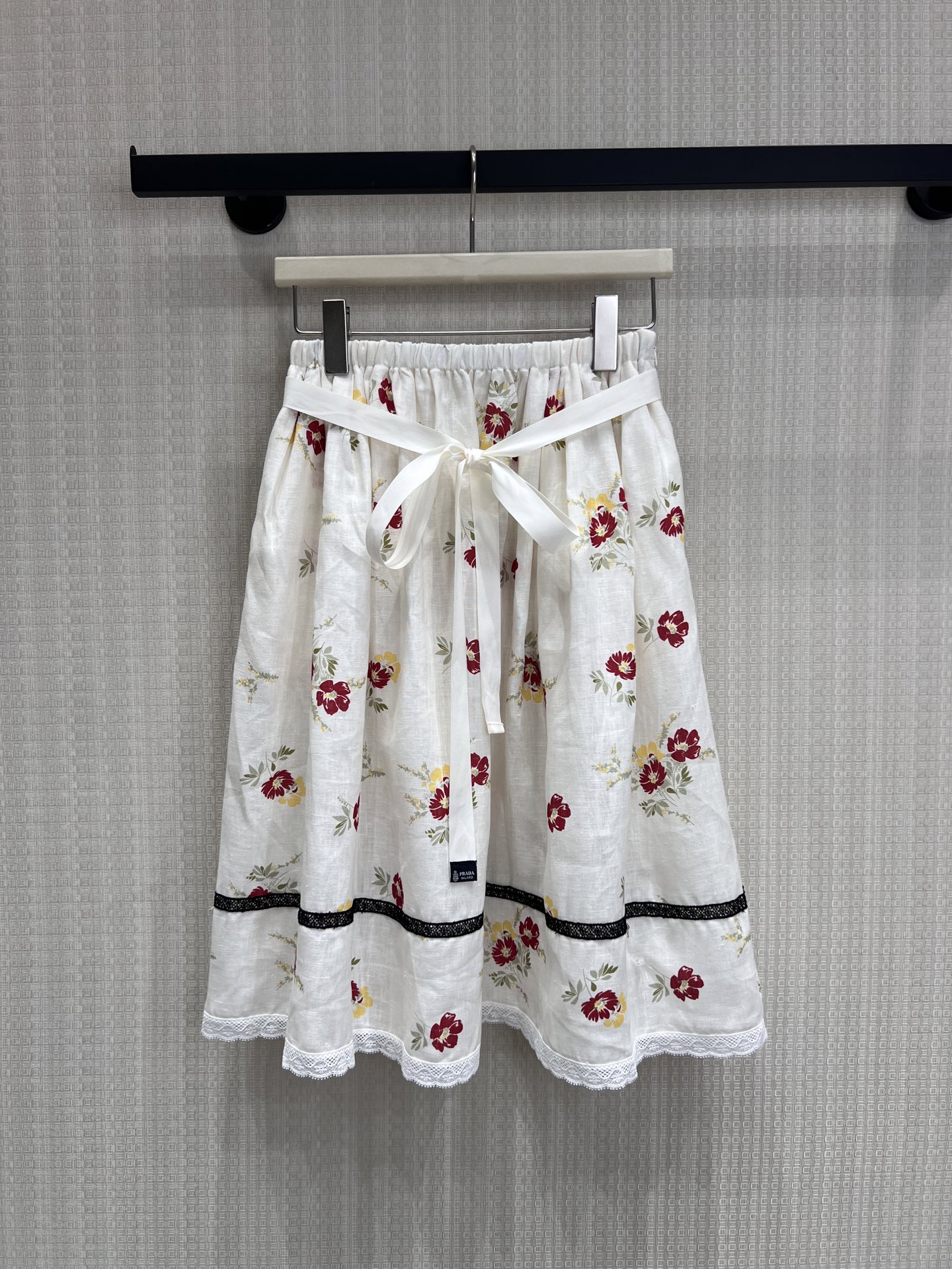 NO:836987,26 spring and summer new products  Pra** floral skirt, with its own high-end filter, selected breathable linen fabrics, with delicate texture and soft light, red floral print, hand-made feeling, not cluttered but more refined. The waist tie design can be adjusted for elasticity, easily creating a high waistline, and hem buds  Silk edging + contrasting webbing, the details are full of low-key luxury. The wide silhouette hides the flesh and makes you look slimmer. It can be held in daily commuting and dating parties, and it is easy to wear brand-level high-end texture. Ready for sale sml, prada, skirts,1986090926春夏新品 Pra**碎花半裙,自带高级感滤镜精选透气亚麻面料,肌理细腻自带柔光,红调花卉印花手工感拉满,不显杂乱反而更显精致.腰头系带设计可调节松紧,轻松打造高腰线,下摆蕾丝包边+撞色织带,细节里全是低调的奢感.大摆廓形藏肉显瘦,日常通勤、约会聚会都能hold住,轻松穿出品牌级的高级质感.现货出售smL,,prada,skirts,,Women's clothing