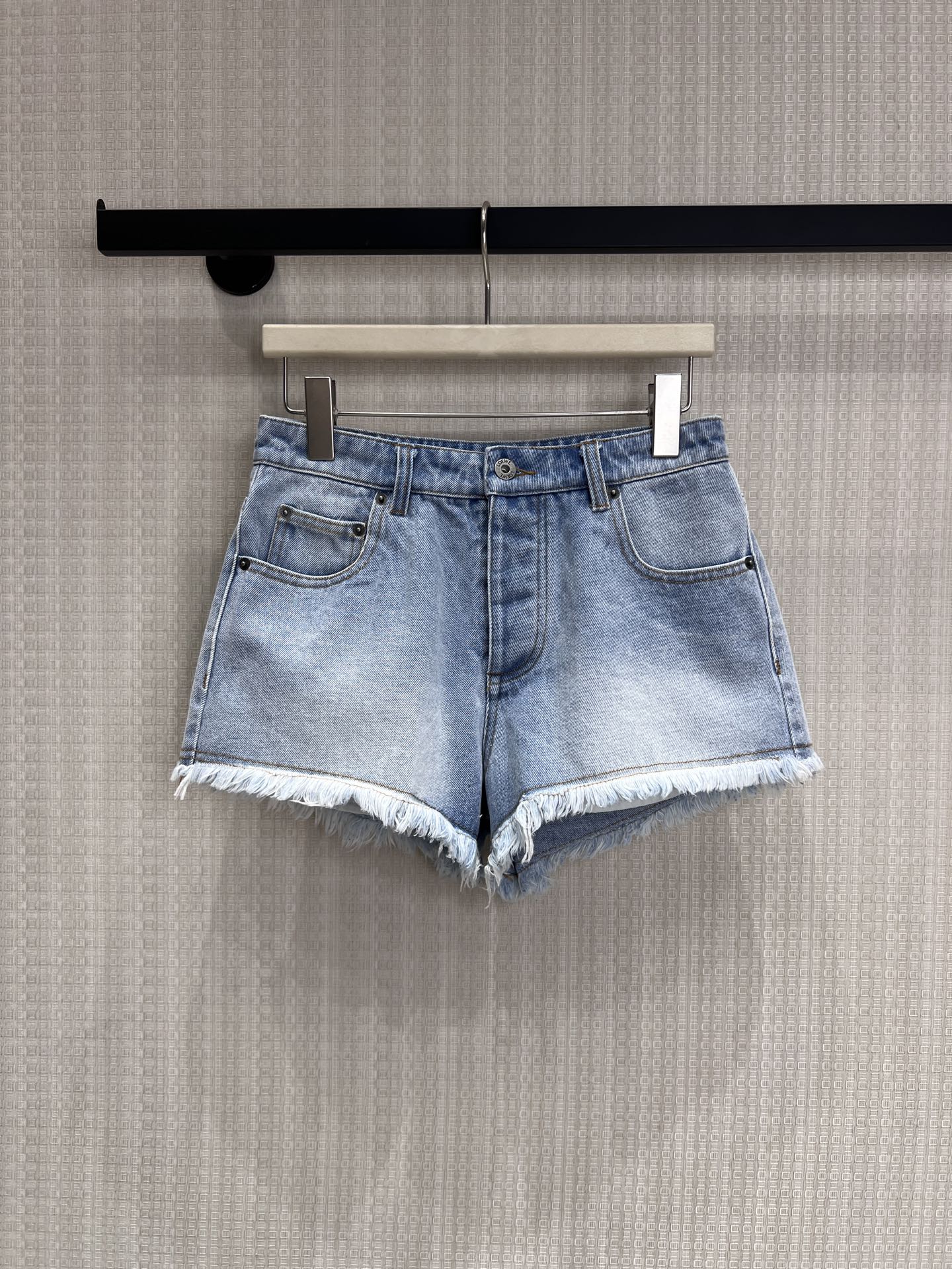 NO:836995,New product for spring and summer 26, LOE ** style light blue denim shorts, welding a casual and high-end feel to the body, classic light blue washed denim, with a retro distressed texture, soft and stylish fabric that does not pinch the flesh, does not stick to the crotch, and is comfortable. The brand's iconic embossed leather tag on the back waist + pocket embroidery, reveal a luxurious brand texture in a low-key manner, and the raw edge trousers have a casual sense of relaxation, modifying the leg shape and showing a neat look.  The high-waist cut can easily raise the waistline and change the proportion in seconds. It is perfect when paired with a short top, T-shirt or knitted cardigan. It is easy to achieve the hot girl style in summer. Available in stock sml, loewe, shorts, tees, t-shirt,1986090926春夏新品 LOE**风浅蓝牛仔短裤,把随性高级感焊在身上经典浅蓝水洗牛仔,自带复古做旧肌理,软而有型的面料不勒肉、不卡裆,舒适度直接拉满. 后腰品牌标志性压纹皮牌+口袋刺绣,低调中透着奢牌质感,毛边裤脚自带随性松弛感,修饰腿型又显利落. 高腰剪裁轻松拉高腰线,秒变三七分比例,搭配短上衣、T恤或针织开衫都超绝,夏日辣妹风轻松拿捏.现货出售smL,,loewe,shorts,tees，t-shirt,,Women's clothing