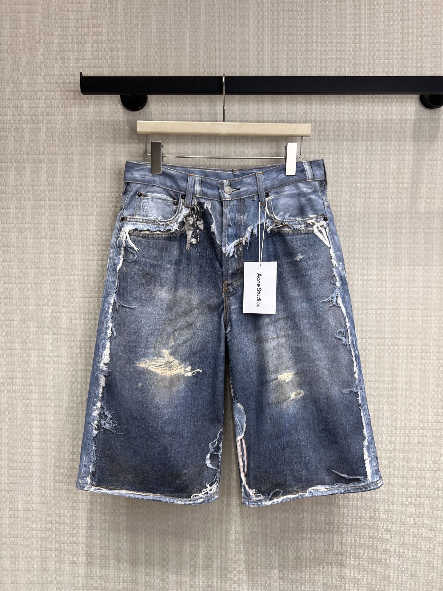 NO:836999,26 spring and summer new product Ac** heavy-duty destroyed denim mid-pants | A must-have for street fashionistas. Retro distressed washed + raw edge destruction craftsmanship, with a decadent and cool street atmosphere. The loose and straight mid-pants version can hide the flesh without picking up the leg shape, and instantly become a high-street hottie. The heavy-duty frayed + torn raw edge details are full, and every wear and tear has its own retro texture. It is easy to get the American retro feel!  Spot sale sml,,1986090926春夏新品 Ac**重工破坏牛仔中裤｜街头潮人必备 复古做旧水洗+毛边破坏工艺,自带颓废又酷飒的街头氛围宽松直筒的中裤版型,不挑腿型还能藏肉,秒变高街辣妹. 重工磨破+撕裂毛边细节拉满,每一处磨损都自带复古质感, 轻松拿捏美式复古感！现货出售smL,,,Women's clothing