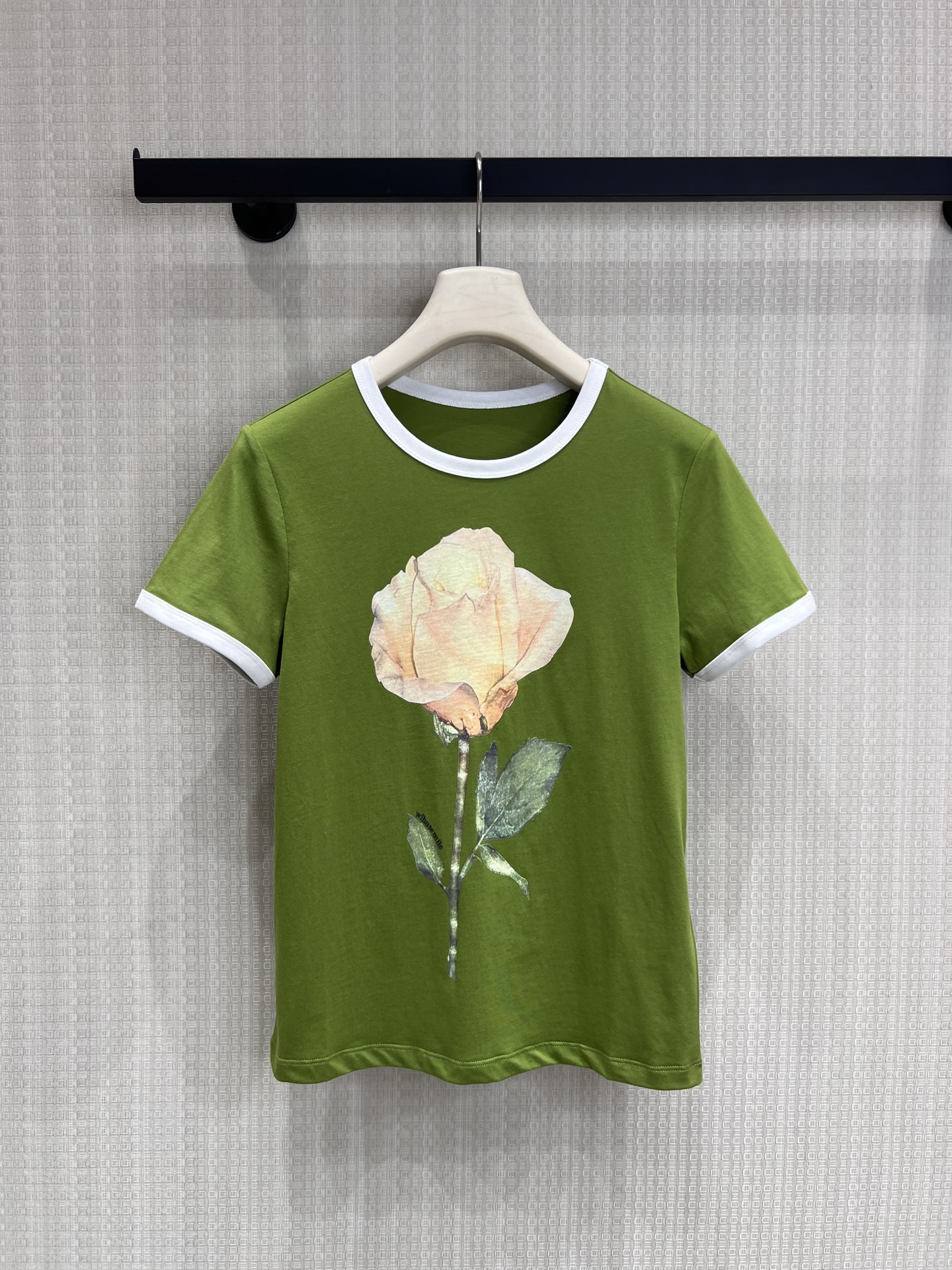 NO:836976,26 spring and summer new products, original designer models, American retro contrasting edge design, with a casual coolness of the 90s. The realistic rose print breaks the dullness, and the low saturated background neutralizes the publicity of the rose, with just the right balance of sweetness and coolness. The short version raises the waistline, making you look slimmer and proportional. You don’t have to worry about matching when you go out, you can easily make a film and sell it off the shelf smL,,1986090926春夏新品原创设计师款 美式复古撞色边设计,自带90年代的随性酷感. 写实玫瑰印花打破沉闷,低饱和底色中和了玫瑰的张扬,甜酷平衡得刚刚好.短款版型拉高腰线,显瘦又显比例,出门不用费心搭配也能轻松出片现货出售smL,,,Women's clothing