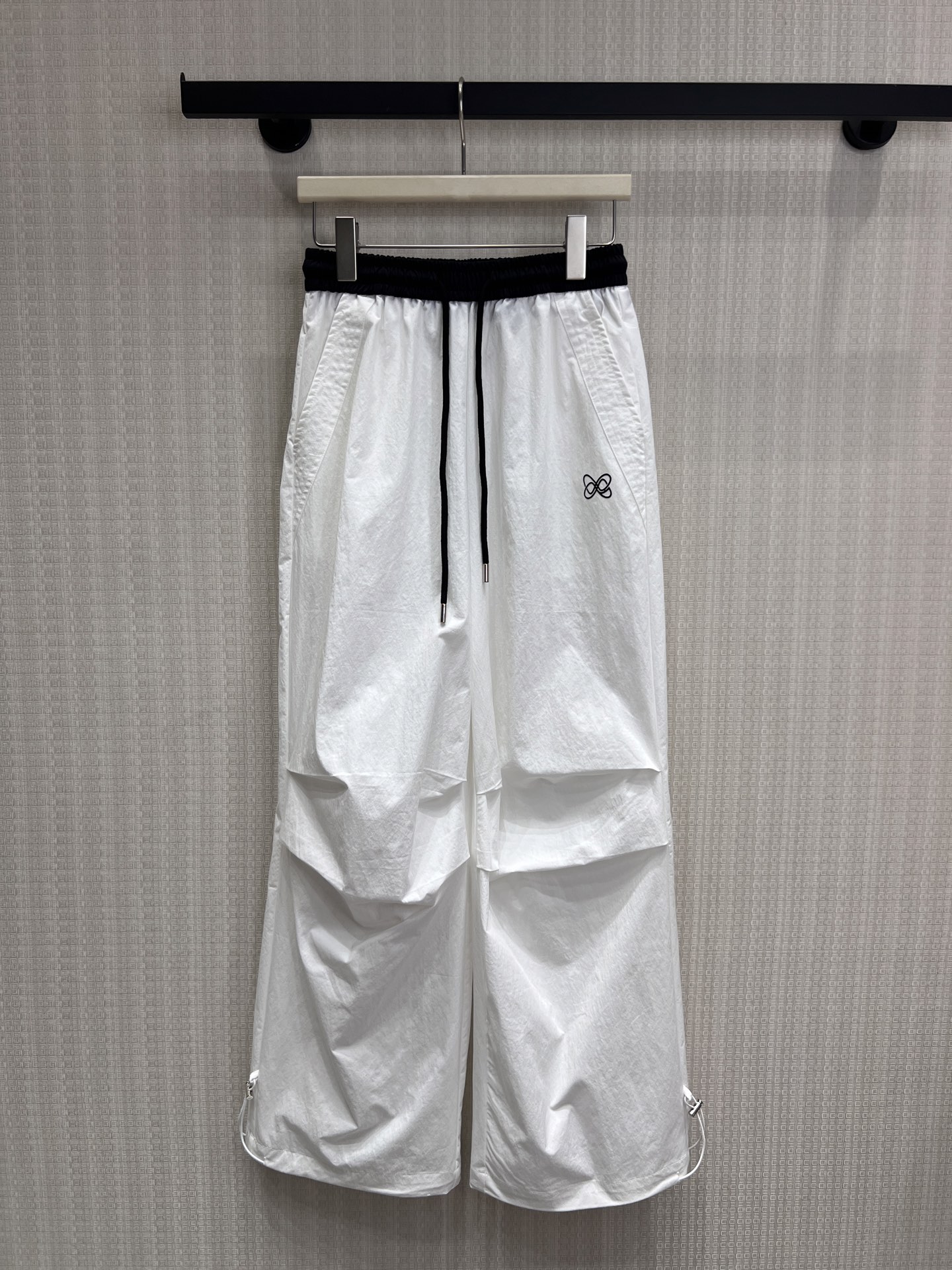 NO:837724,26 spring and summer new products Original butterfly logo pleated paratrooper pants Two colors available White/pink to unlock different styles, with a sense of street relaxation Three-dimensional pleats + drawstring trouser design, casual and stylish, easily create a workwear style Original butterfly embroidery logo embellishment, low-key to highlight personality Light and breathable fabric, drape without sweating, super comfortable to wear in summer High waist elastic waistband, not picky, hides the flesh and looks slim, super versatile, ready to sell smL,,1986090926春夏新品 原创蝴蝶标褶皱伞兵裤 双色入 白/粉两色解锁不同风格,自带街头松弛感 立体褶皱+抽绳裤脚设计,随性又有型,轻松打造工装风 原创蝴蝶刺绣标点缀,低调彰显个性 轻薄透气面料,垂坠不闷汗,夏天穿超舒服 高腰松紧腰头,不挑身材,藏肉显瘦超百搭现货出售smL,,,Women's clothing