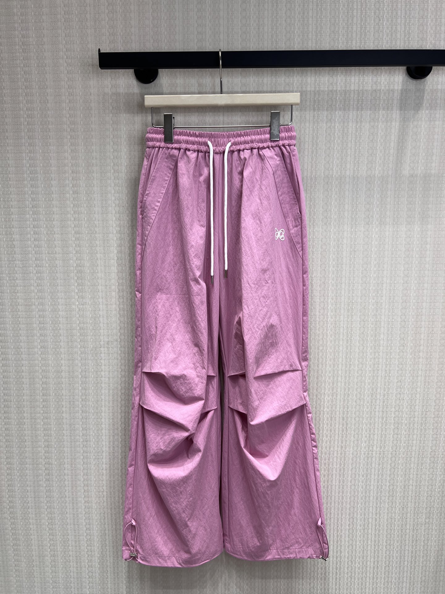 NO:837712,26 spring and summer new products Original butterfly logo pleated paratrooper pants Two colors available White/pink to unlock different styles, with a sense of street relaxation Three-dimensional pleats + drawstring trouser design, casual and stylish, easily create a workwear style Original butterfly embroidery logo embellishment, low-key to highlight personality Light and breathable fabric, drape without sweating, super comfortable to wear in summer High waist elastic waistband, not picky, hides the flesh and looks slim, super versatile, ready to sell smL,,1986090926春夏新品 原创蝴蝶标褶皱伞兵裤 双色入 白/粉两色解锁不同风格,自带街头松弛感 立体褶皱+抽绳裤脚设计,随性又有型,轻松打造工装风 原创蝴蝶刺绣标点缀,低调彰显个性 轻薄透气面料,垂坠不闷汗,夏天穿超舒服 高腰松紧腰头,不挑身材,藏肉显瘦超百搭现货出售smL,,,Women's clothing
