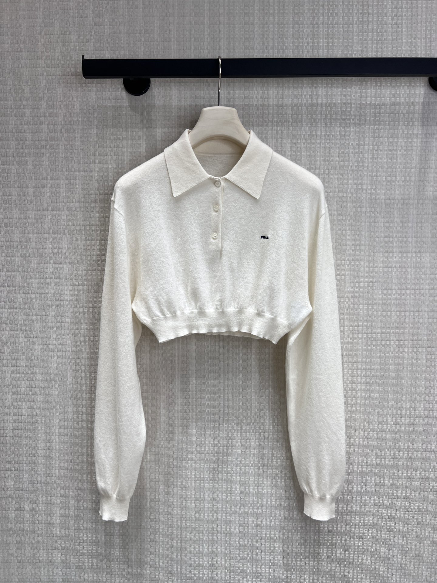 NO:837710,26 spring and summer new products pra** milky white tone POLO collar short sweater with light oxygen and relaxation. Soft and skin-friendly knitted fabric, with neat lapels. Short high-waist tailoring, easily optimizes the 37/30 ratio. Simple small label embellishment, low-key and noble. Wear alone to reduce age, layered and versatile. Easily achieve the sense of luxury for daily and commuting. Ready for sale at smL, prada,1986090926春夏新品 pra**奶白调POLO领短款针织衫 自带轻氧松弛感 软糯亲肤的针织面料,搭配利落小翻领 短款高腰剪裁,轻松优化三七分比例 简约小标点缀,低调又显贵气 单穿清爽减龄,叠搭百搭不出错 轻松拿捏日常与通勤的高级感现货出售smL,,prada,,Women's clothing