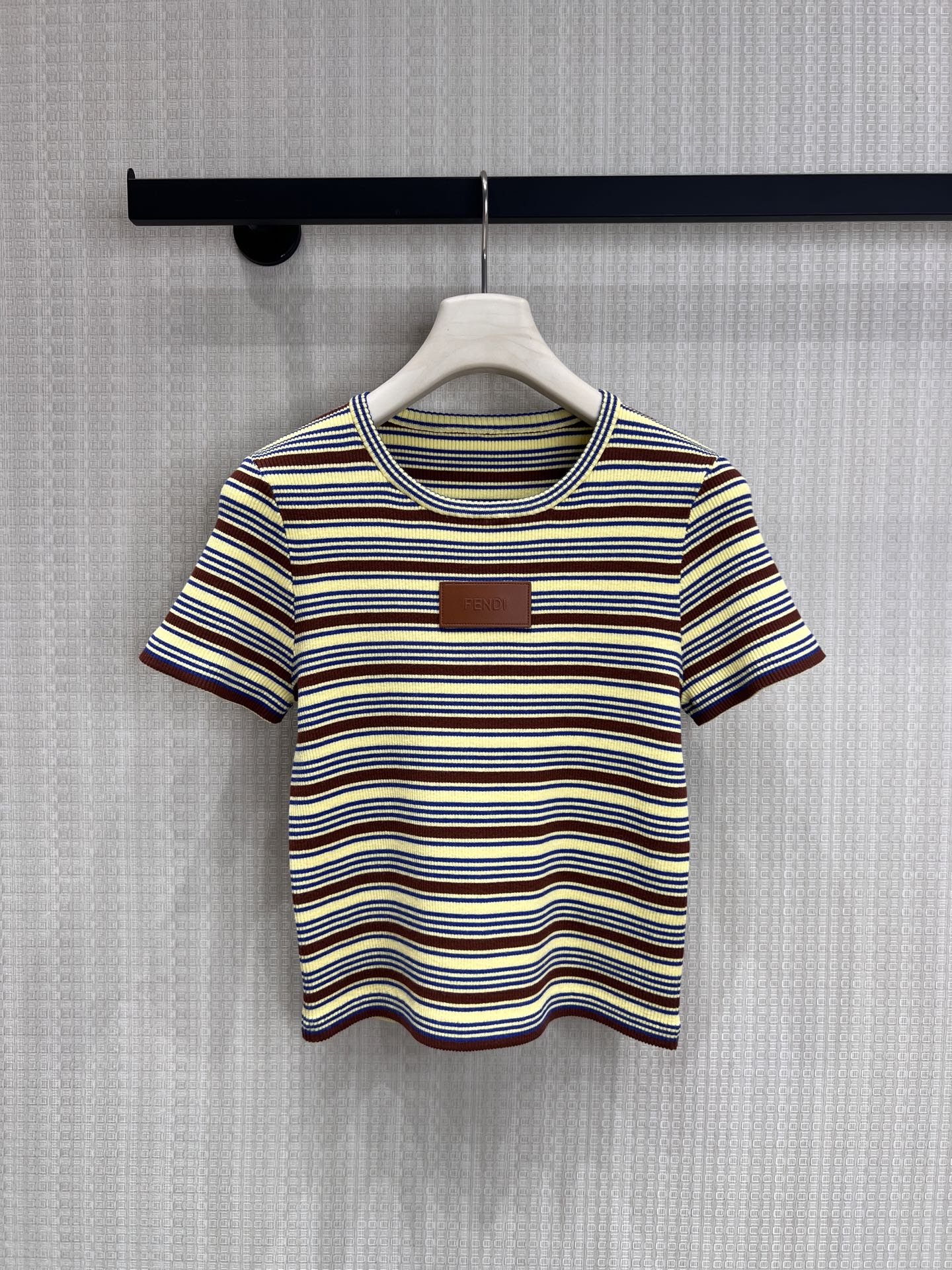 NO:837744,26 spring and summer new products Fen** classic striped knitted short T. Available in two colors: soft pink brown/classic black and white, suitable for different outfits. Iconic leather brand embellishment, with built-in brand recognition. Grooved knitted fabric, soft and skin-friendly with elasticity. Short round neck cut, easily raises the waistline, optimizes body proportions. Can be easily controlled for daily commuting and casual outings, fashionable and durable. Available now smL,,fendi,1986090926春夏新品 Fen**经典条纹针织短T 双色入 温柔粉棕/经典黑白两色可选,适配不同穿搭氛围标志性皮牌点缀,自带品牌辨识度 坑条针织面料,软糯亲肤又自带弹力 短款圆领剪裁,轻松拉高腰线,优化身材比例 日常通勤、休闲出街都能轻松驾驭,时髦又耐看现货出售 smL,,fendi,,Women's clothing