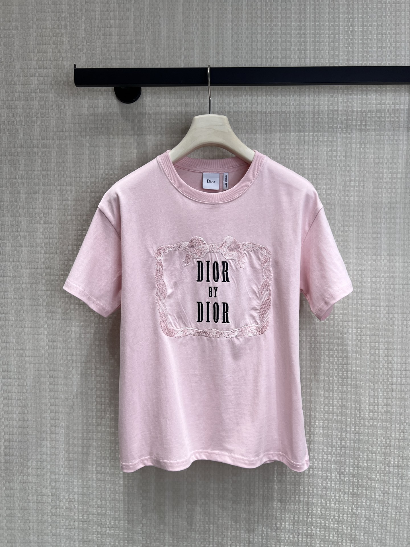 NO:844717,26 spring and summer new product Dio limited edition cherry blossom pink embroidered T-shirt. The cherry blossom pink tone comes with a soft light filter. It is gentle and not picky, unlocking the spring atmosphere in one second. The letters on the chest are matched with a lace-like embroidered border, the details are full of brand recognition, and the low-key and high-end texture is revealed.  The loose off-shoulder version covers the flesh and makes you look slim without picking up your figure. It can be easily worn with jeans or skirts to give you a relaxed, big-name look. It is suitable for daily commuting and dating out. It can be worn alone or stacked, and it is practical and practical. SmL, dior, skirts, jeans, tees, t-shirts are available for sale in stock.1986090926春夏新品 Dio限定樱花粉刺绣T恤 自带柔光滤镜的樱花粉调,温柔又不挑皮,一秒解锁春日氛围感. 胸前 字母搭配蕾丝感刺绣边框,细节满溢品牌辨识度,低调中透着高级质感. 宽松落肩版型,遮肉显瘦不挑身材,搭配牛仔裤、半裙都能轻松穿出松弛的大牌感,日常通勤、约会出街都适配,可单穿可叠穿,实穿性拉满.现货出售smL,,dior,skirts,jeans,tees，t-shirt,,Women's clothing