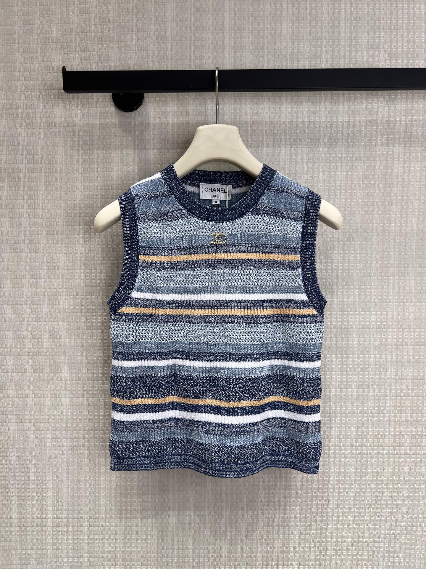 NO:839619,Short-sleeved vest Cha**26 new spring and summer new product, classic striped hollow knitted short-sleeved, with a French lazy retro atmosphere, with dark and light blue as the main axis, interspersed with white and warm orange stripes, rich in layers without looking cluttered.  Exquisite hollow knitting technology, breathable and refreshing, with a gentle filter on the upper body; the iconic metal double C embellishment on the chest is low-key and highly recognizable. The fitted and slightly closed version easily outlines soft lines, and can be worn with skirts or jeans to create an elegant and relaxed feeling. It is a timeless style in the wardrobe. Ready for sale sml, skirts, jeans, T-shirt,19860909短袖 背心 Cha**26春夏新品 经典条纹镂空针织短袖 自带法式慵懒的复古氛围,以深浅蓝调为主轴,穿插白与暖橙条纹,层次丰富又不显杂乱. 精致的镂空针织工艺,透气清爽,上身自带温柔滤镜；胸口标志性金属双C点缀,低调又极具辨识度.合身微收的版型,轻松勾勒柔和线条,搭配半裙或牛仔裤都能穿出优雅松弛感,是衣橱里永不过时的气质款.现货出售smL,,skirts,jeans,T-shirt,,Women's clothing