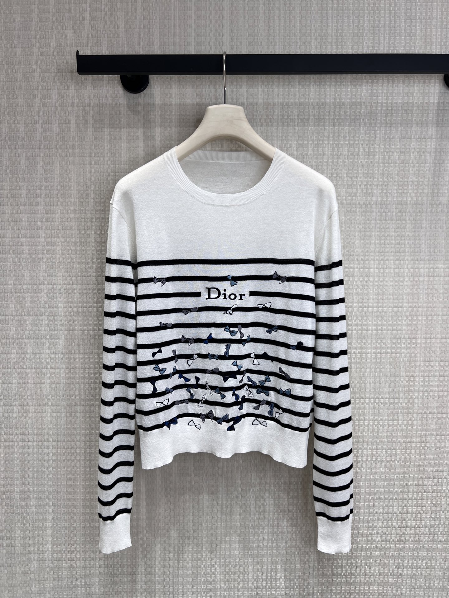 NO:837748,26 spring and summer new product Dio** classic striped sweater. White and black contrasting stripes, with a French lazy atmosphere. Iconic brand letters + bow embroidery on the chest, full of details. Soft and waxy knitted fabric, skin-friendly and breathable, short cut to optimize proportions. Refreshing when worn alone, fashionable when layered, suitable for all daily scenes. Available in 36/38/40 sizes, the upper body looks slim and noble. Ready for sale, dior,1986090926春夏新品 Dio**经典条纹针织衫 白黑撞色条纹,自带法式慵懒氛围 胸口标志性品牌字母+蝴蝶结刺绣,细节拉满 软糯针织面料,亲肤透气,短款剪裁优化比例 单穿清爽、叠穿时髦,适配所有日常场景 36/38/40码齐全,上身显瘦又显贵 现货出售,,dior,,Women's clothing