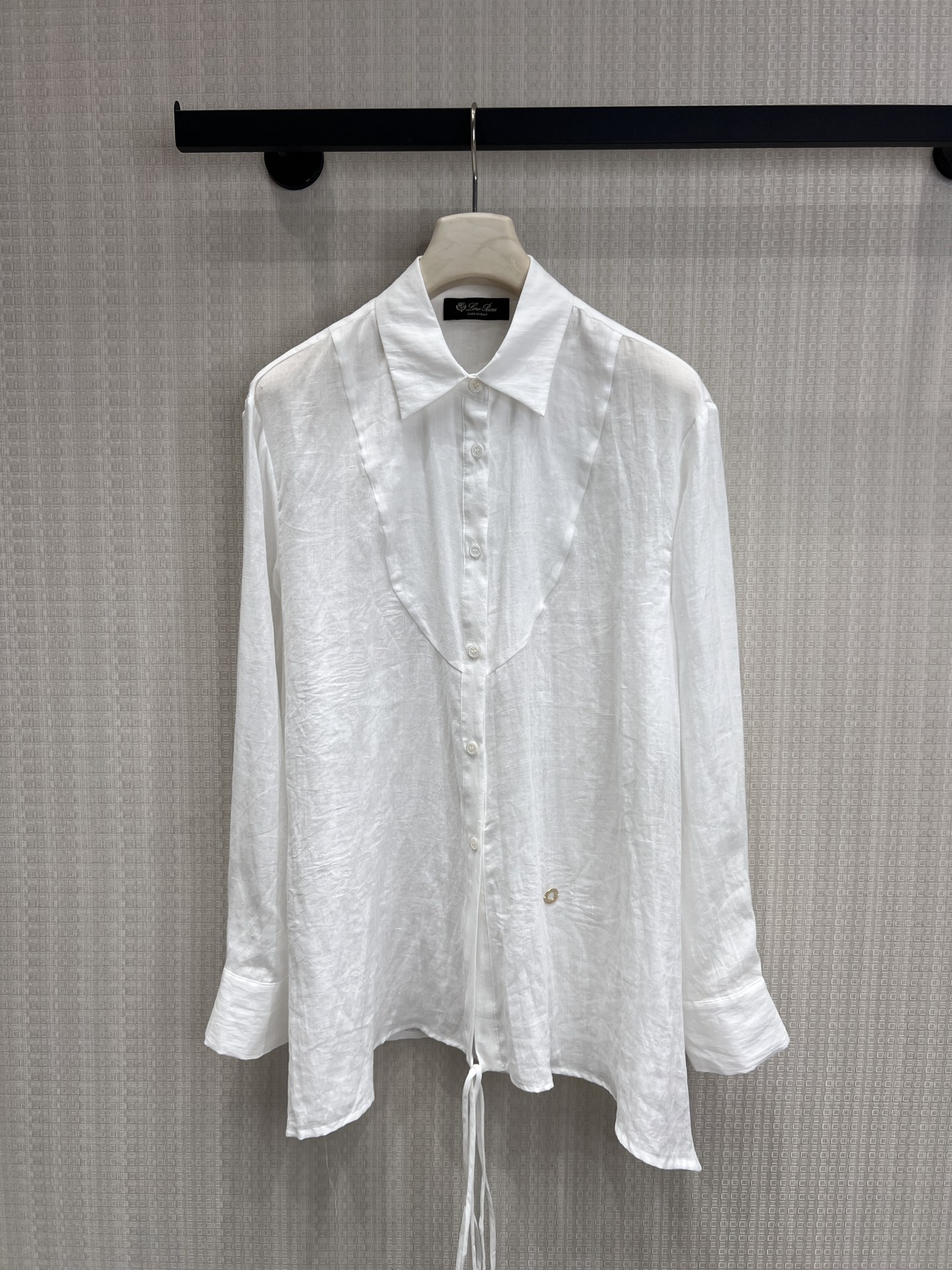 NO:843224,26 spring and summer new products original designer linen white shirt | Private grade relaxed aesthetics. Use the texture of natural linen to create a white shirt that can breathe. The V-shaped splicing on the front and the drawstring on the hem are ingenious details we designed for you. The retractable and retractable version can not only create a neat commuting feeling, but also a lazy and relaxed feeling. A white shirt can take care of all your effortless high-end. Ready for sale smL, shirts,1986090926春夏新品 原创设计师 亚麻白衬衫 | 私定级松弛美学 以天然亚麻的肌理,织就一件能呼吸的白衬衫. 前襟V型拼接与下摆抽绳,是我们为你设计的巧思细节, 可收可放的版型,既能打造利落通勤感,也能穿出慵懒松弛感, 一件白衬衫,承包你所有不费力的高级.现货出售smL,,shirts,,Women's clothing
