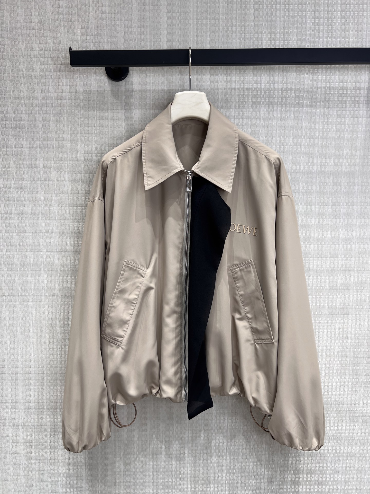 NO:837739,New product for spring and summer 26 Loe ** Satin textured silhouette jacket. The low khaki tone has a gentle and relaxed feel, and the satin fabric is draped and high-end. The placket has contrasting ribbons and brand embroidery logo, and the details hide ingenuity. The lapel + zipper design is both neat and casual. The drawstring at the hem is adjustable to create a casual oversized version. The upper body can be easily worn to give a casual big-brand feel. Ready for sale sml, loewe, versace, jackets & coats,1986090926春夏新品 Loe ** 缎面质感廓形夹克 低卡其色调自带温柔松弛感,缎面面料垂坠又高级 门襟撞色飘带+品牌刺绣标识,细节暗藏巧思 翻领+拉链设计,兼顾利落与休闲 下摆抽绳可调节,打造随性Oversized版型 上身轻松穿出随性大牌感现货出售smL,,loewe,versace,jackets & coats,,Women's clothing