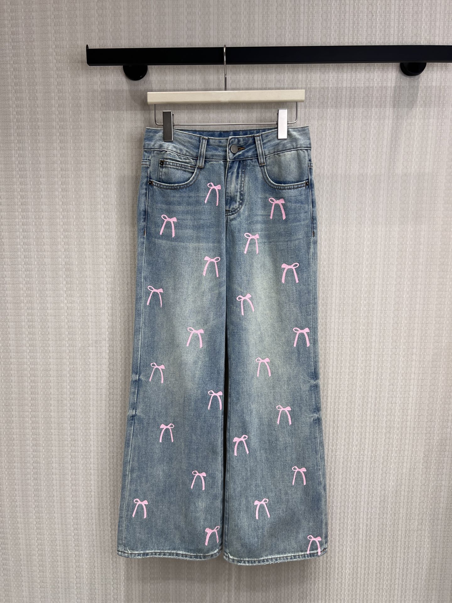 NO:837705,26 spring and summer new products, original designer pink bow printed straight jeans. Light blue washed denim background, with all-over printed pink bows, giving you a sweet girly look. High-waisted straight version, elongating the leg lines, instantly transforming into 'legs'. Soft fufu bow print, breaking the toughness of denim, gentle and playful. Drape denim fabric, comfortable and not tight, and can be easily controlled by pear-shaped figures. Ready for sale smL,,jeans,1986090926春夏新品 原创设计师 粉蝴蝶结印花直筒牛仔裤 浅蓝水洗牛仔底色,搭配满印粉色蝴蝶结,甜妹感直接拉满 高腰直筒版型,拉长腿部线条,秒变“腿精” 软fufu的蝴蝶结印花,打破牛仔的硬朗感,温柔又俏皮 垂坠牛仔面料,舒适不紧绷,梨形身材也能轻松驾驭现货出售smL,,jeans,,Women's clothing
