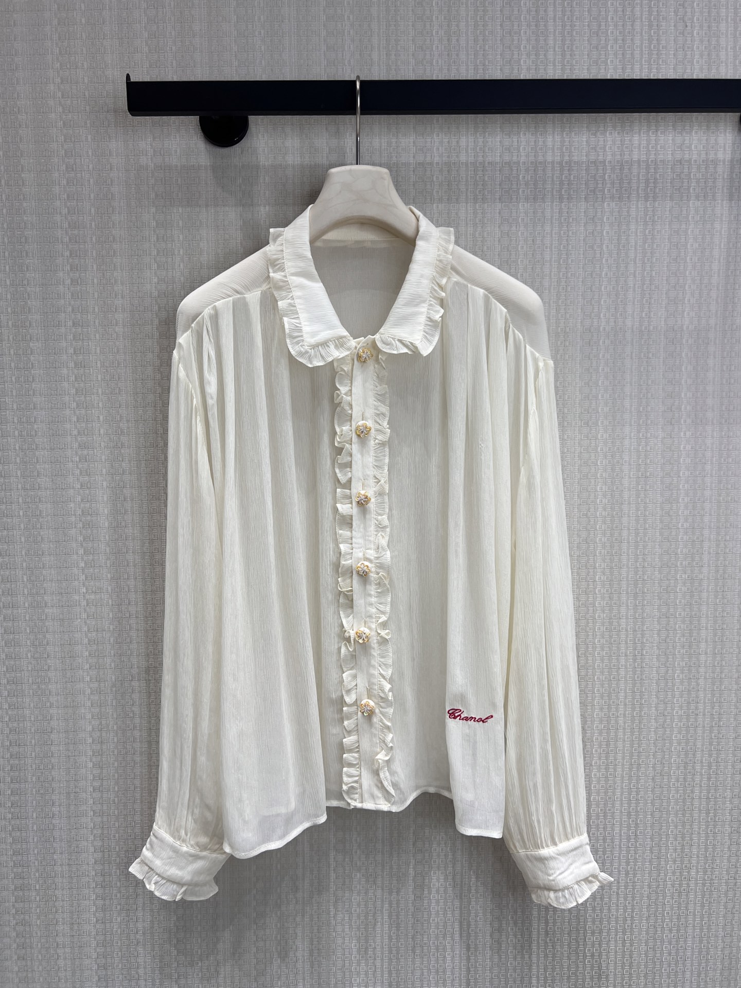 NO:838343,New spring and summer 26 original designer textured earring shirt. Selected Tencel blended texture fabric, with a clear and soft light. The handmade earrings on the collar and placket are matched with customized embossed flower buttons. Every detail reveals a high-end texture. The loose off-shoulder version is not flattering to the figure, and the creamy white tone is gentle and dignified. It can be worn alone or layered to easily create a relaxed French elegance. Ready for sale smL, shirts,1986090926春夏新品 原创设计师肌理感木耳边衬衫 甄选天丝混纺肌理面料,自带清透柔光感,领口与门襟的手工木耳边,搭配定制浮雕花朵扣,每一处细节都透着高级质感. 宽松落肩版型不挑身材,奶油白调温柔显贵,单穿或叠穿都能轻松打造松弛的法式优雅感.现货出售smL,,shirts,,Women's clothing