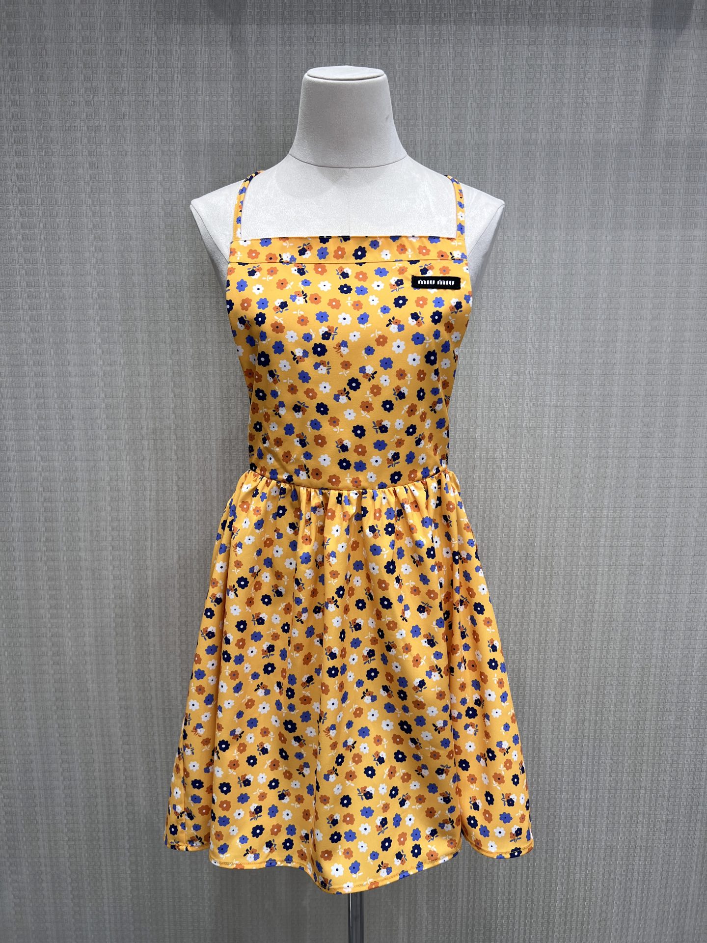 NO:842363,26 new spring and summer products Mi** Feng Yuanqi yellow floral suspender dress. Wear the beauty of summer on your body. The bright yellow bottom is paired with blue and white florals, which brings a French pastoral atmosphere. The square collar + waist A-line skirt outlines the waistline and optimizes the proportions, which is delicate and age-reducing. The brand woven label on the chest is low-key, and the details highlight the girlish feeling. The short skirt length is playful and smart, and paired with canvas shoes, it will make the youthful heroine feel familiar.  Breathable fabrics are refreshing and not stuffy, perfect for summer outings, dates, and picnics, ready for sale smL,,skirts,1986090926春夏新品 Mi** 风元气黄碎花吊带裙 把夏日的明媚穿在身上 明艳黄底搭配蓝白小碎花,自带法式田园氛围感 方领+收腰A字裙摆,勾勒腰线同时优化比例,娇俏又减龄 胸前品牌织标低调点题,细节处彰显少女感 短款裙长俏皮灵动,搭配帆布鞋就是青春女主既视感 透气面料清爽不闷,夏日出游、约会、野餐的出片神器现货出售 smL,,skirts,,Women's clothing
