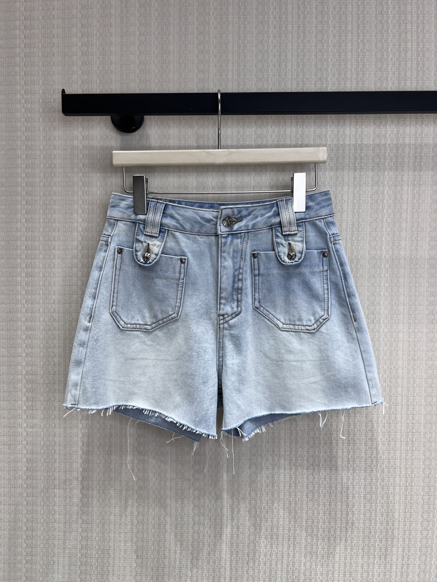 NO:874674,26 spring and summer new product, original designer light blue raw edge denim shorts, a must-have for hot girls in summer. Light washed denim blue with refreshing feeling, gentle and white. Raw edge trouser leg design, casual and a little bit individual, full of street feel. Unique shape of front pocket + metal buckle details, breaking the monotony, highly recognizable. High waist version + micro-A pants, easy to hide the muscles and slim down, optimize the proportion of the leg shape.  It goes well with T-shirts, suspenders, and knitted sweaters. It can be worn all summer long. SmL, shorts, tees, and t-shirts are now available for sale.1986090926春夏新品原创设计师款浅蓝毛边牛仔短裤 夏日辣妹刚需款 自带清爽感的浅水洗牛仔蓝,温柔又显白 毛边裤脚设计,随性又带点小个性,街头感拉满 前袋别致造型+金属扣细节,打破单调,辨识度超高 高腰版型+微A裤型,轻松藏肉显瘦,优化腿型比例 搭配T恤、吊带、针织衫都超适配,承包整个夏天的穿搭现货出售smL,,shorts,tees，t-shirt,,Women's clothing